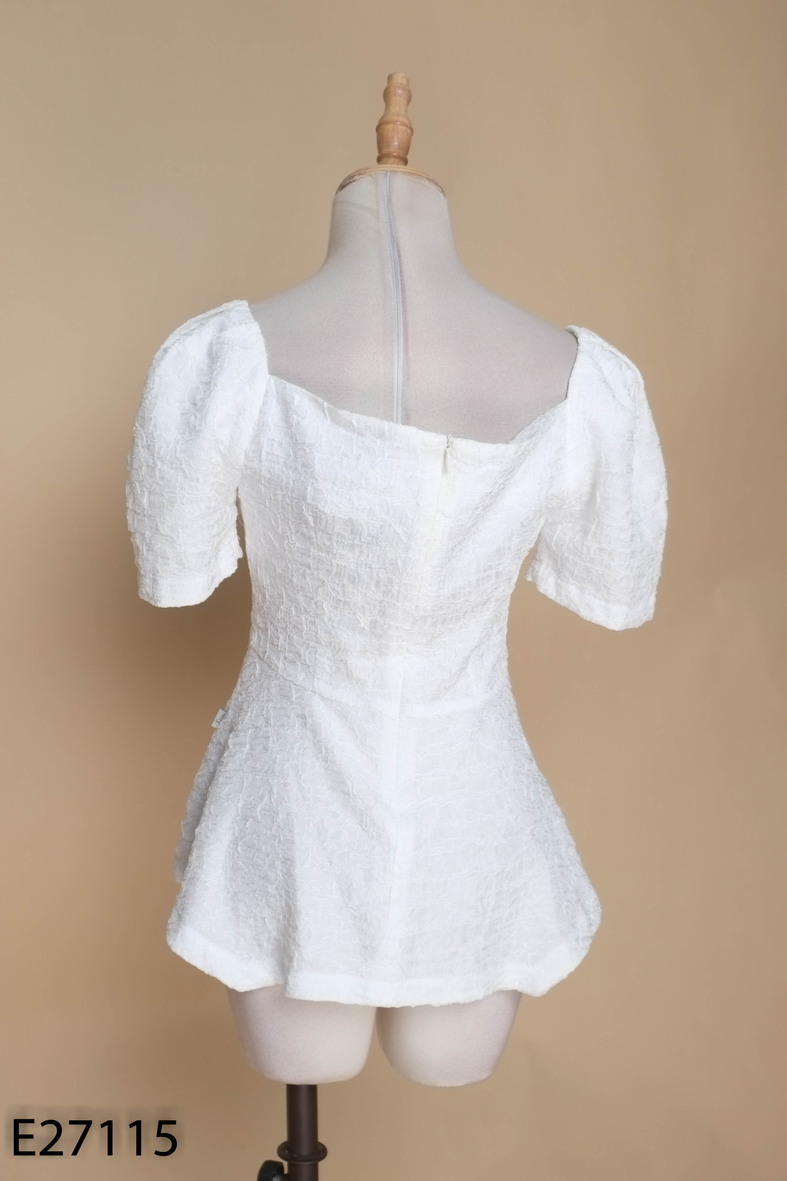 NEWTAG Áo trắng TIIN cổ vuông vai peplum