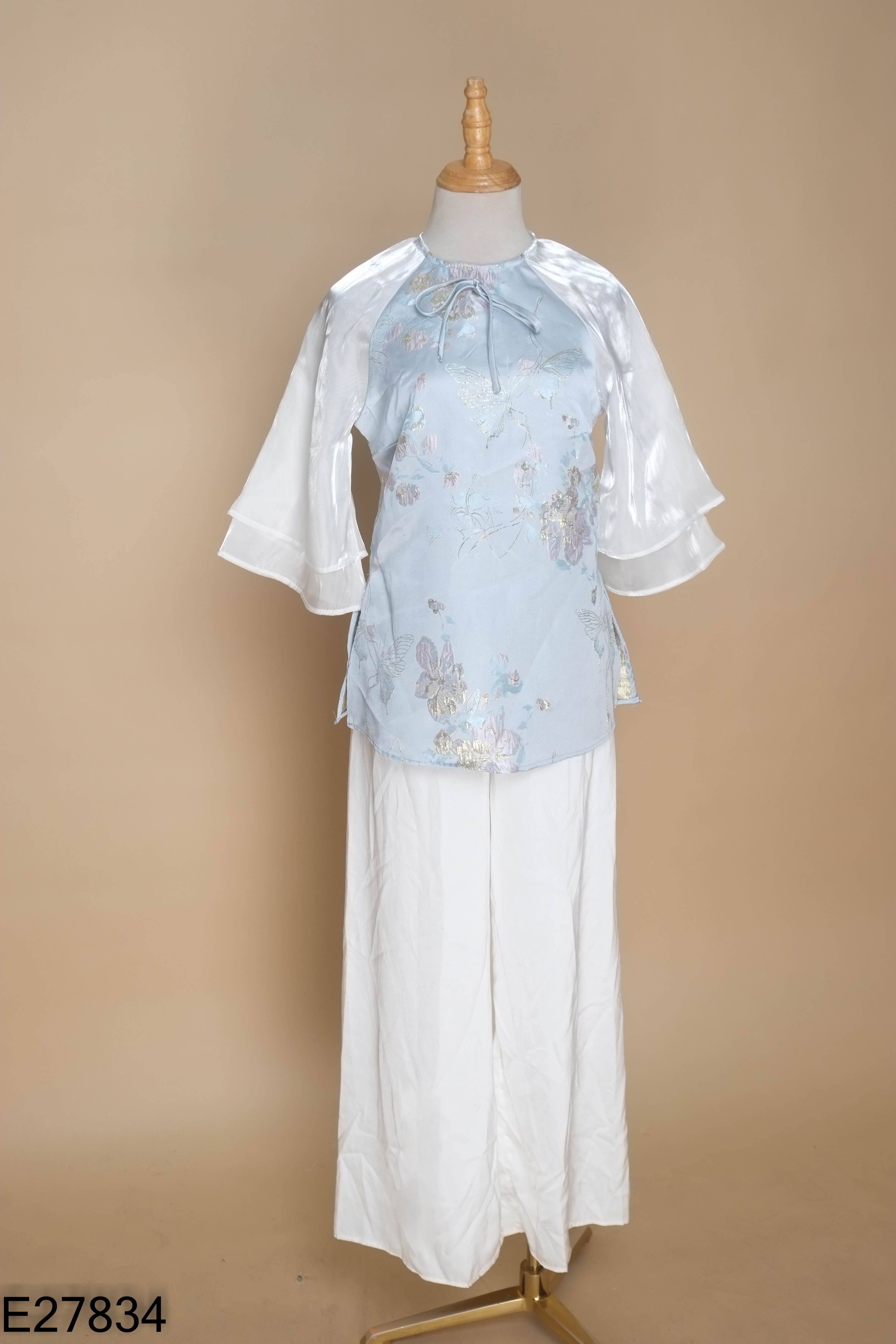 Set áo xanh + quần trắng