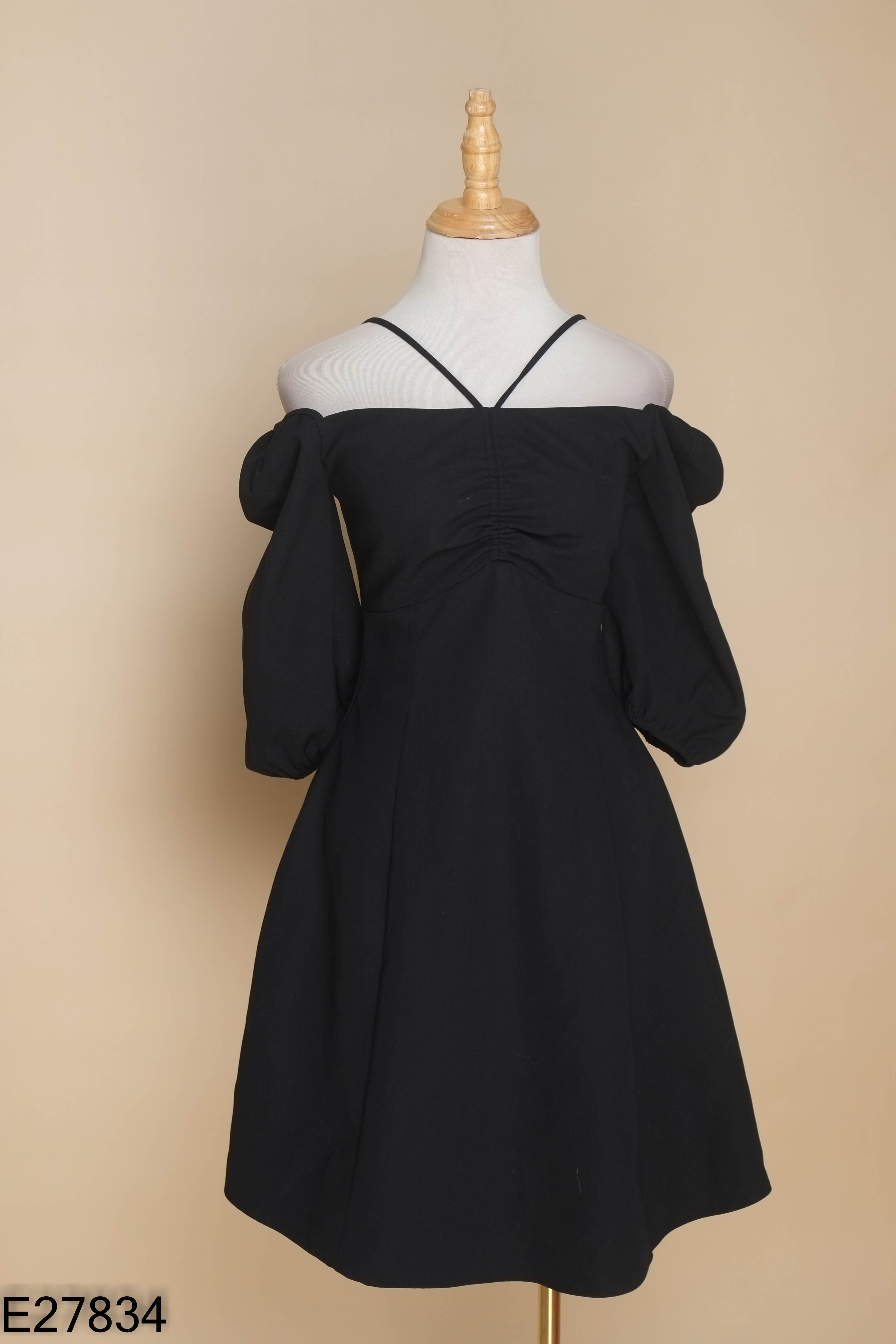 Váy DAISY đen cổ vuông