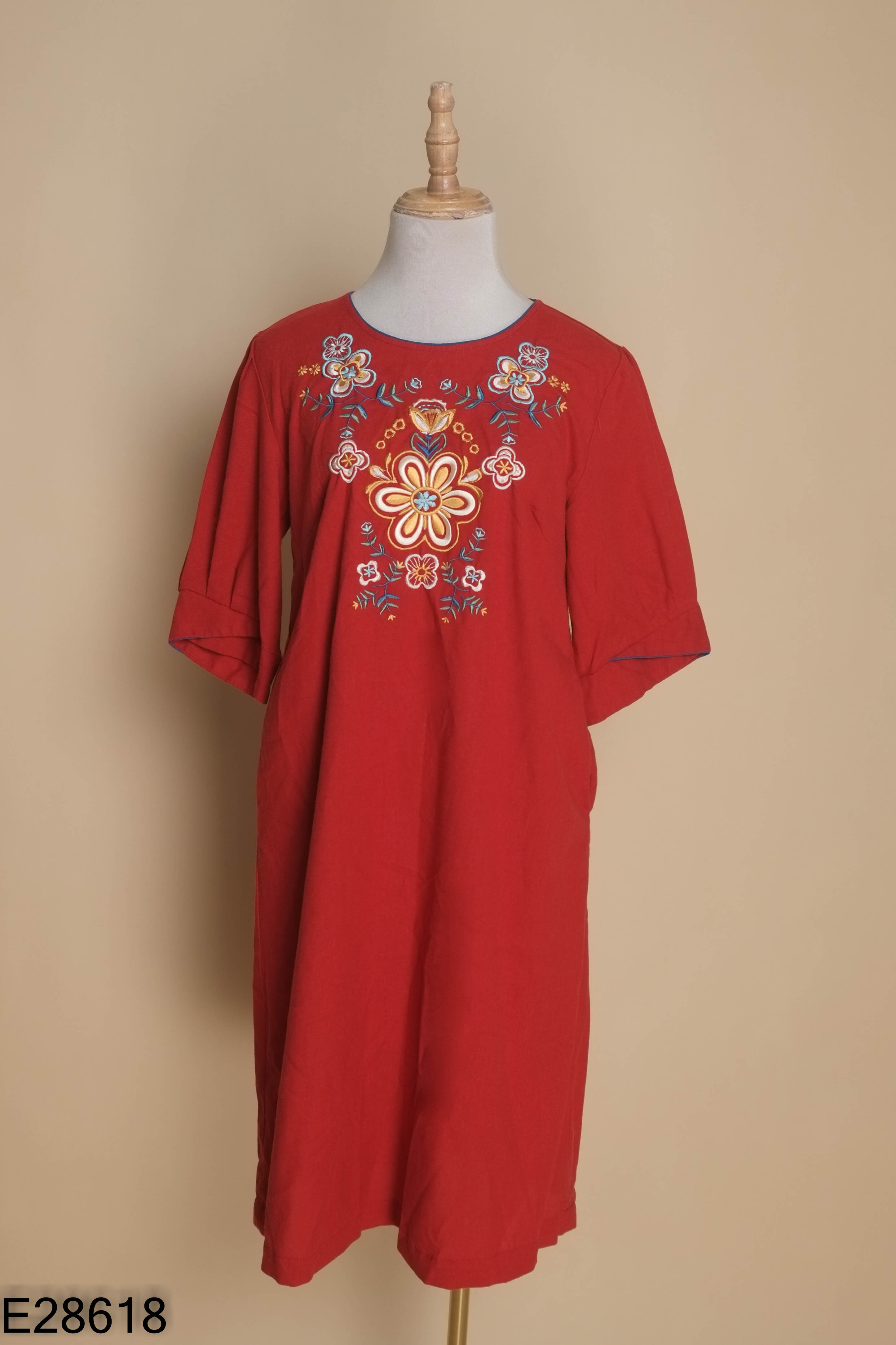 Váy suông đỏ thêu hoa