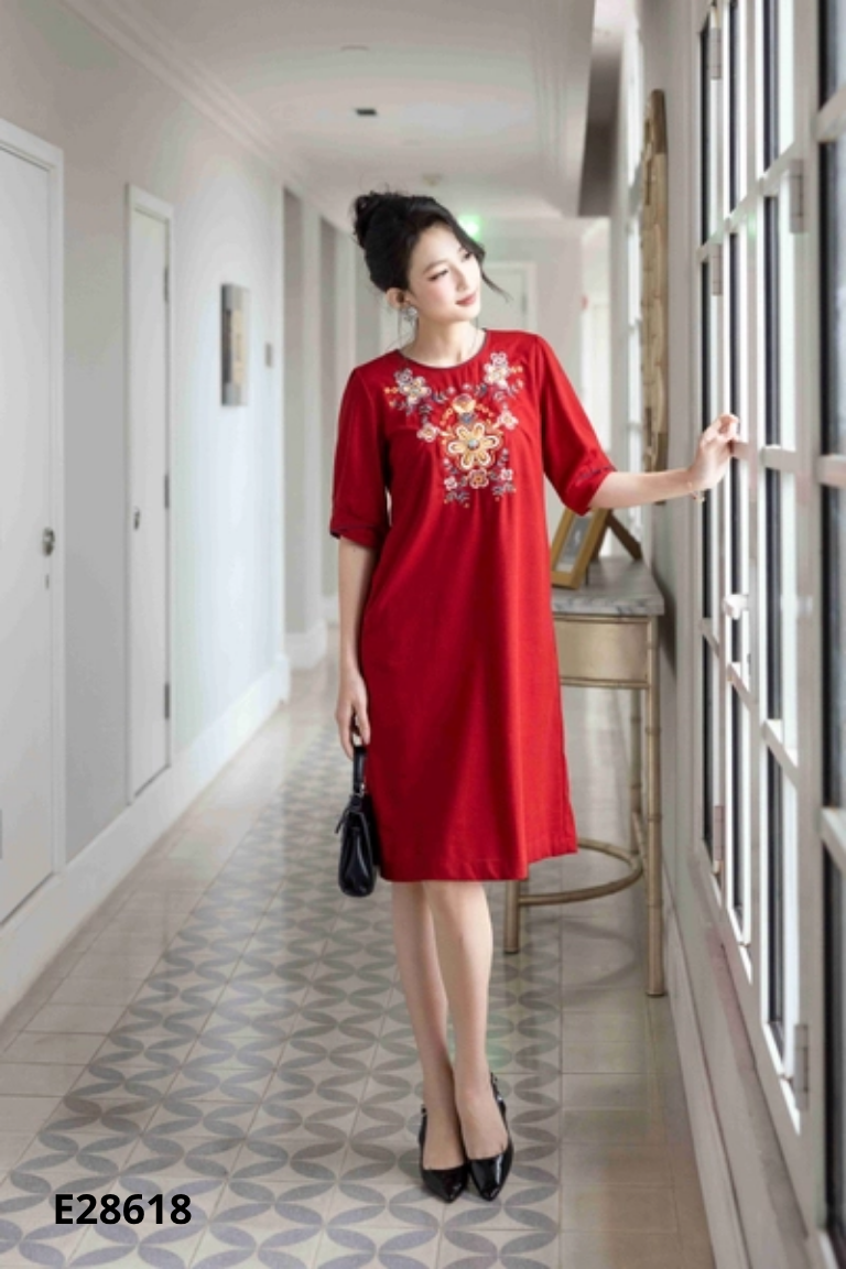 Váy suông đỏ thêu hoa