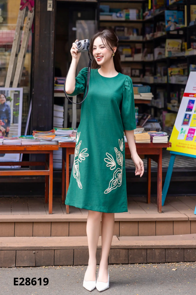 Váy xanh lá đính họa tiết