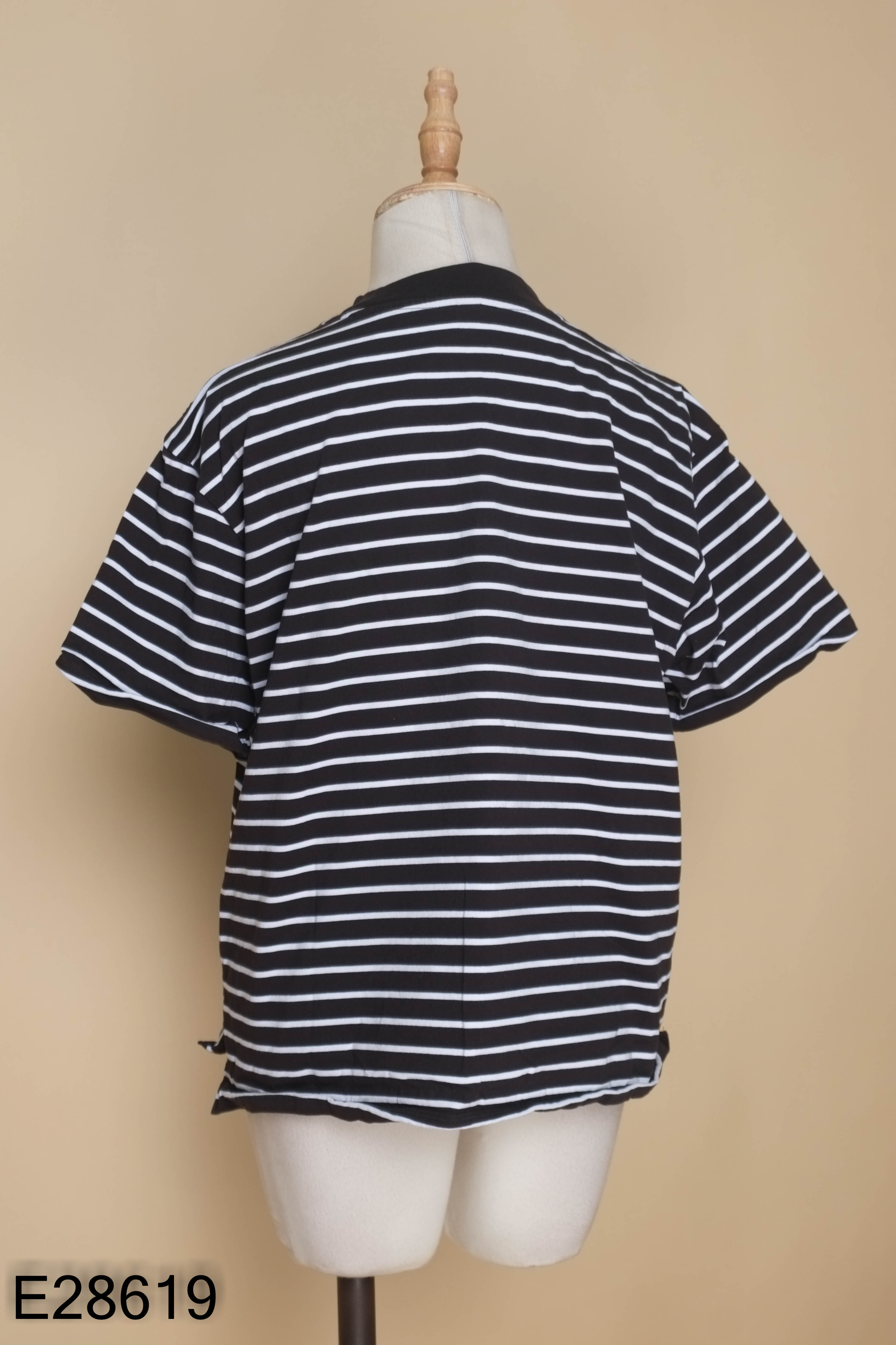 Áo thun UNIQLO đen kẻ trắng