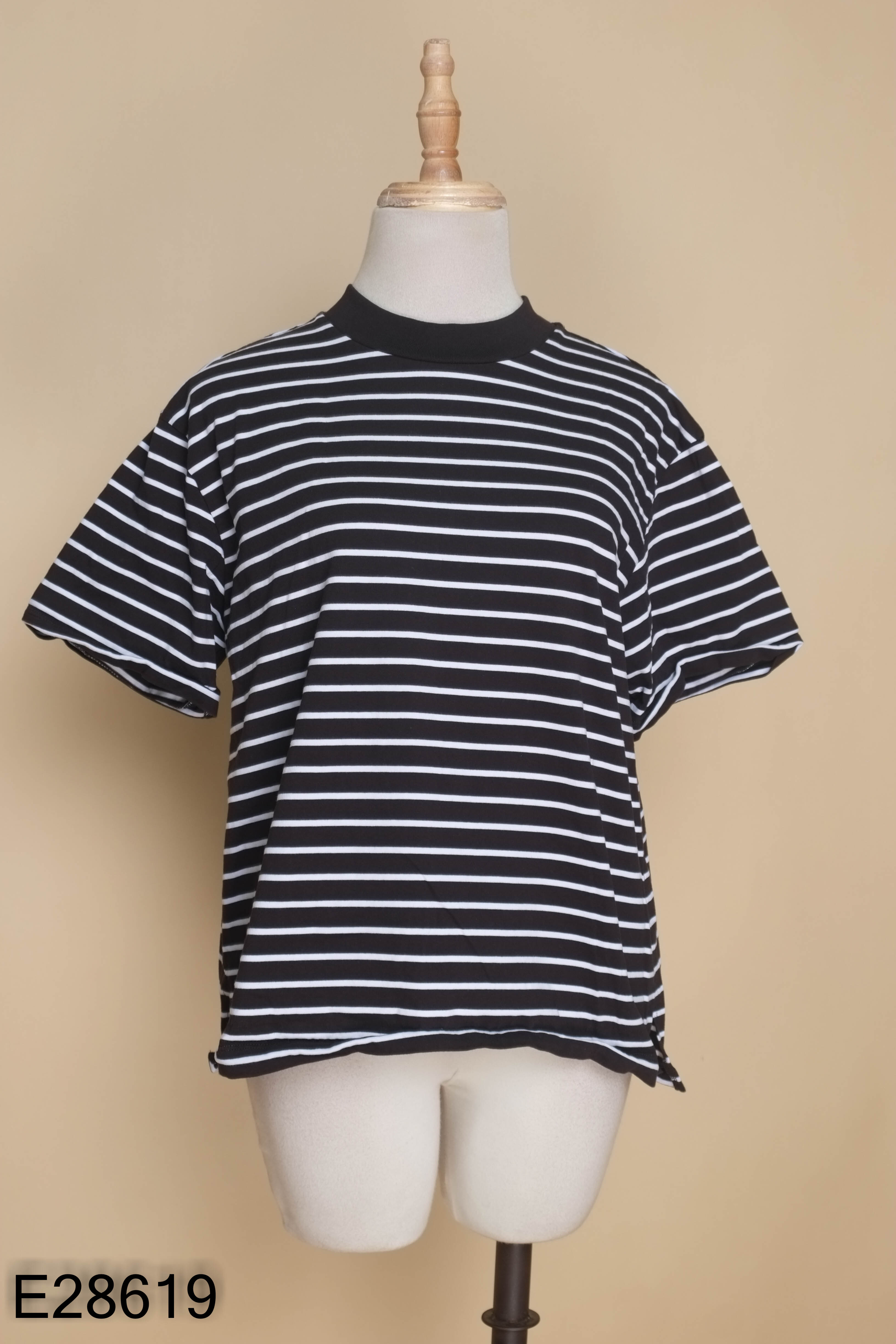 Áo thun UNIQLO đen kẻ trắng