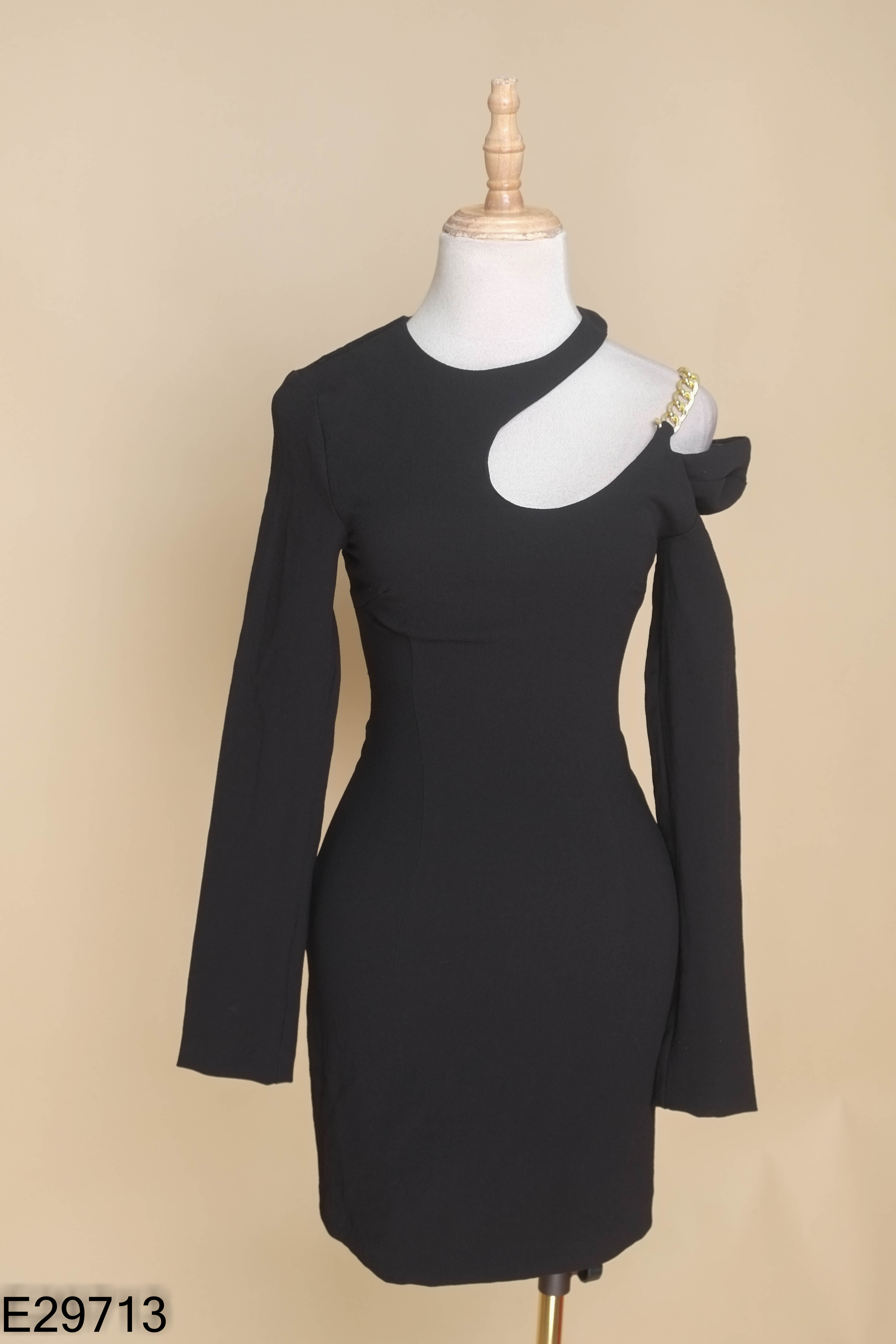 Váy đen ZARA phối xích