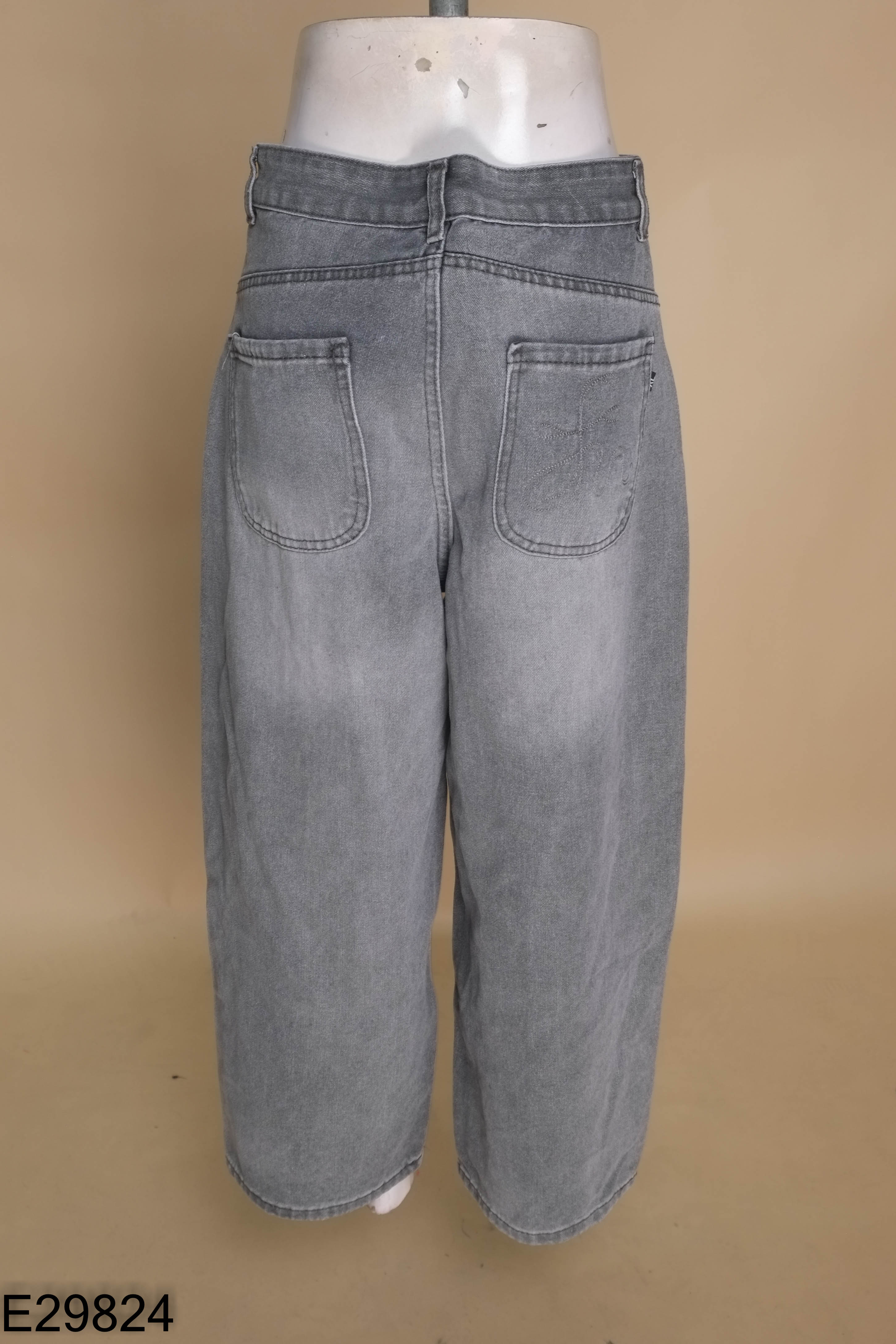 Quần jeans xám nhạt