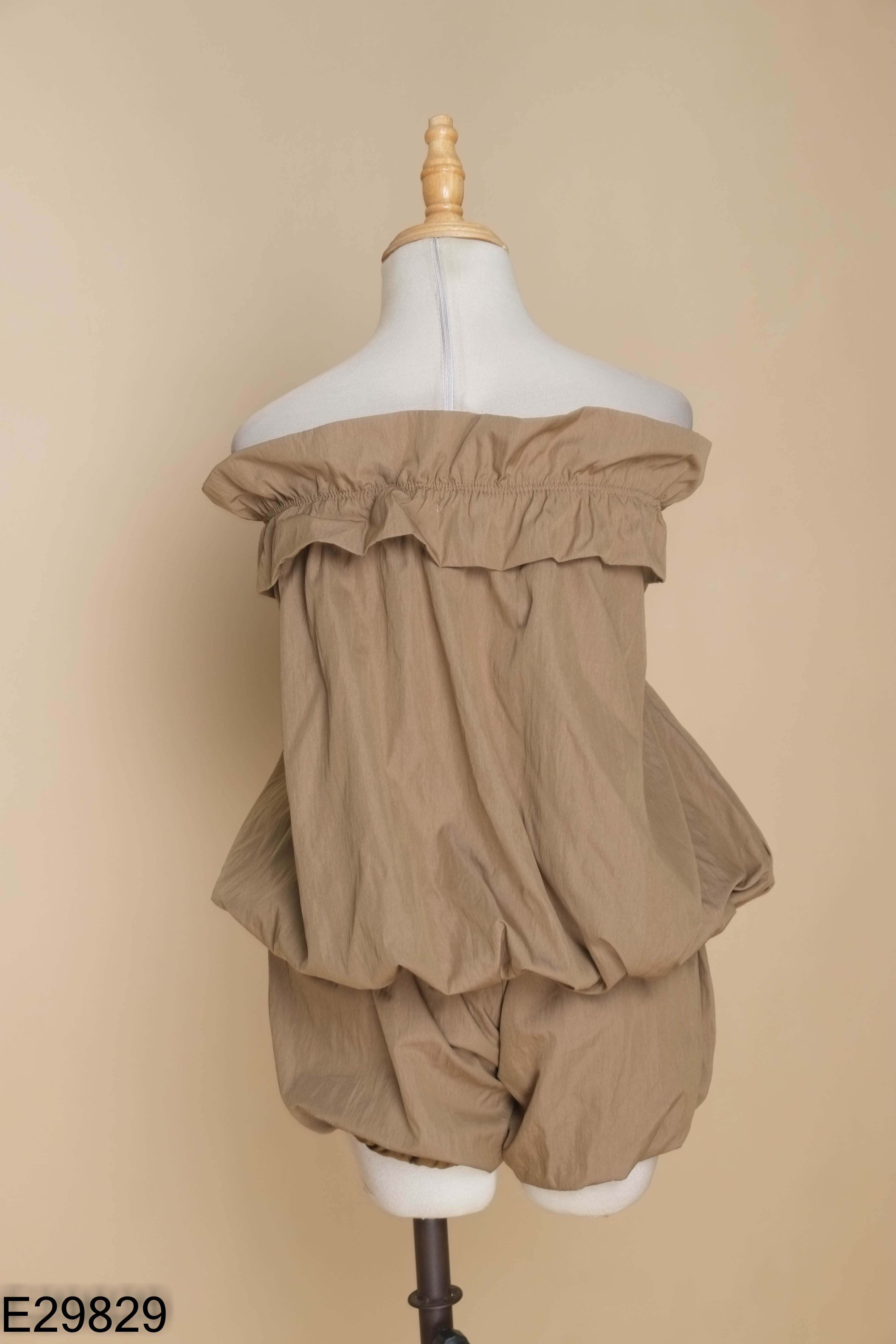 Set Áo nâu trễ vai + quần shorts