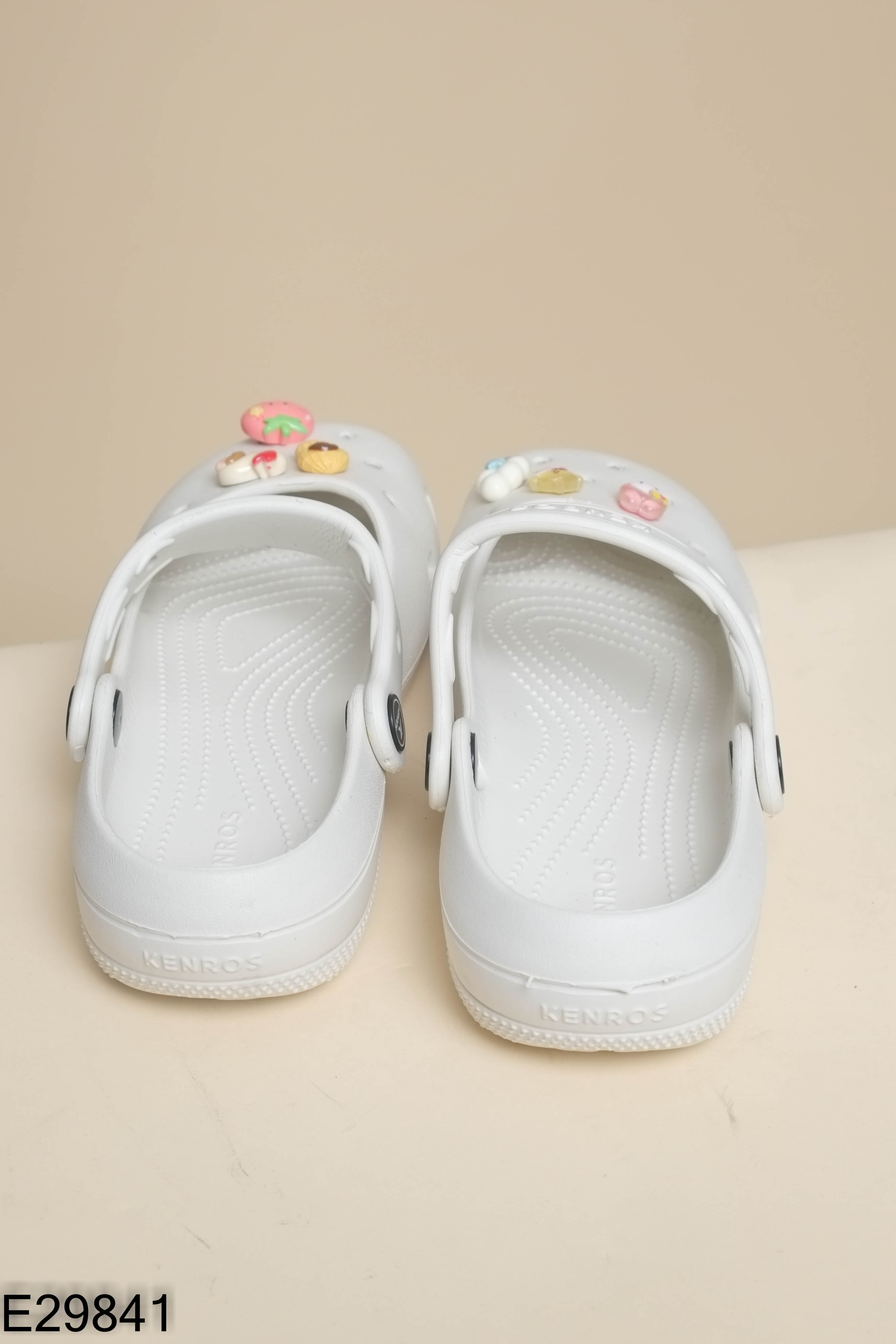 Dép trắng trơn kèm charm