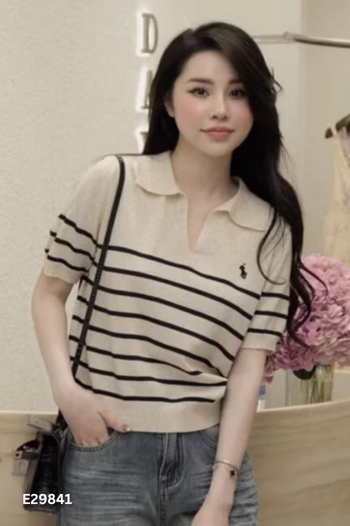 Áo be kẻ đen thêu ngựa