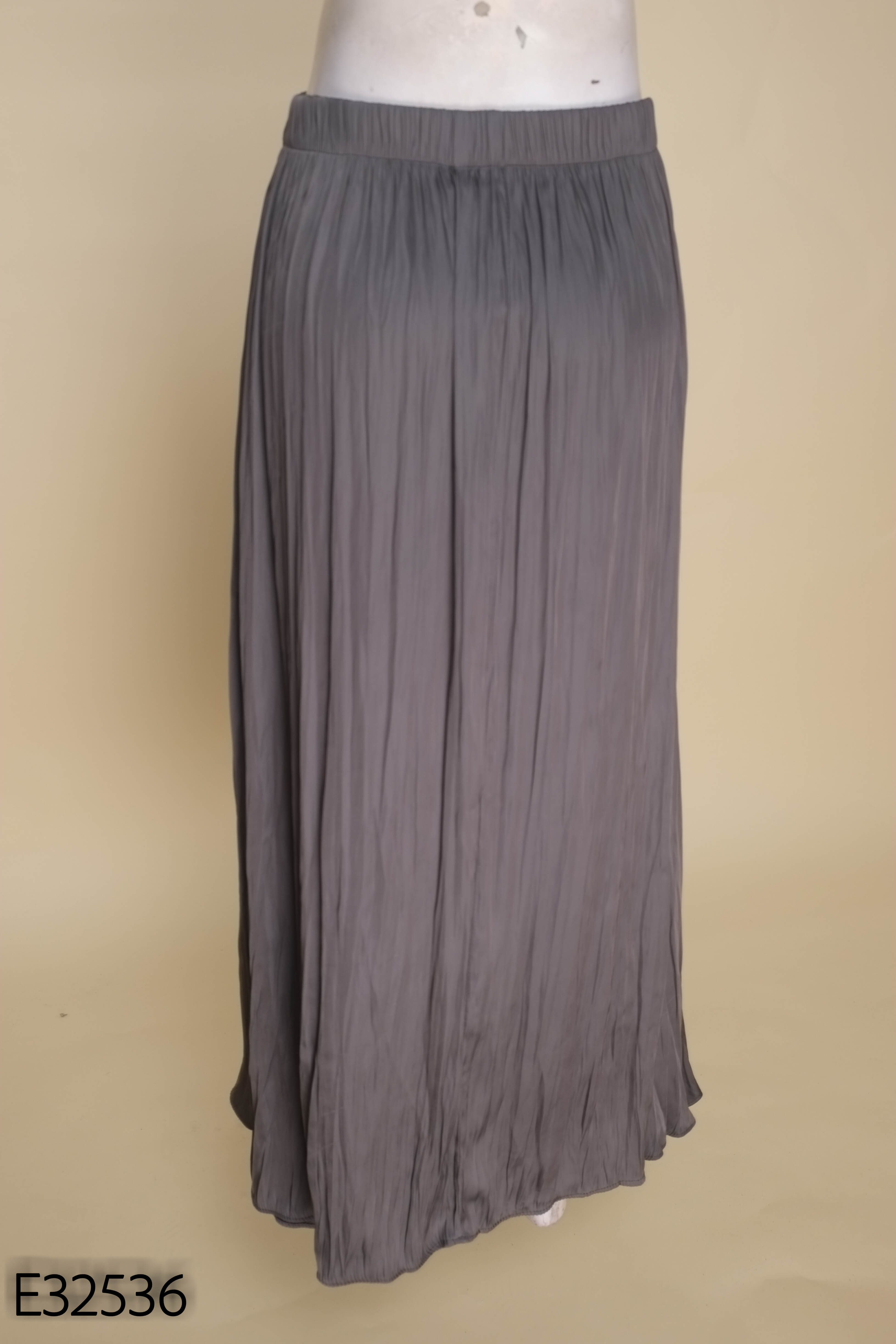 Chân váy ghi ZARa lụa trơn