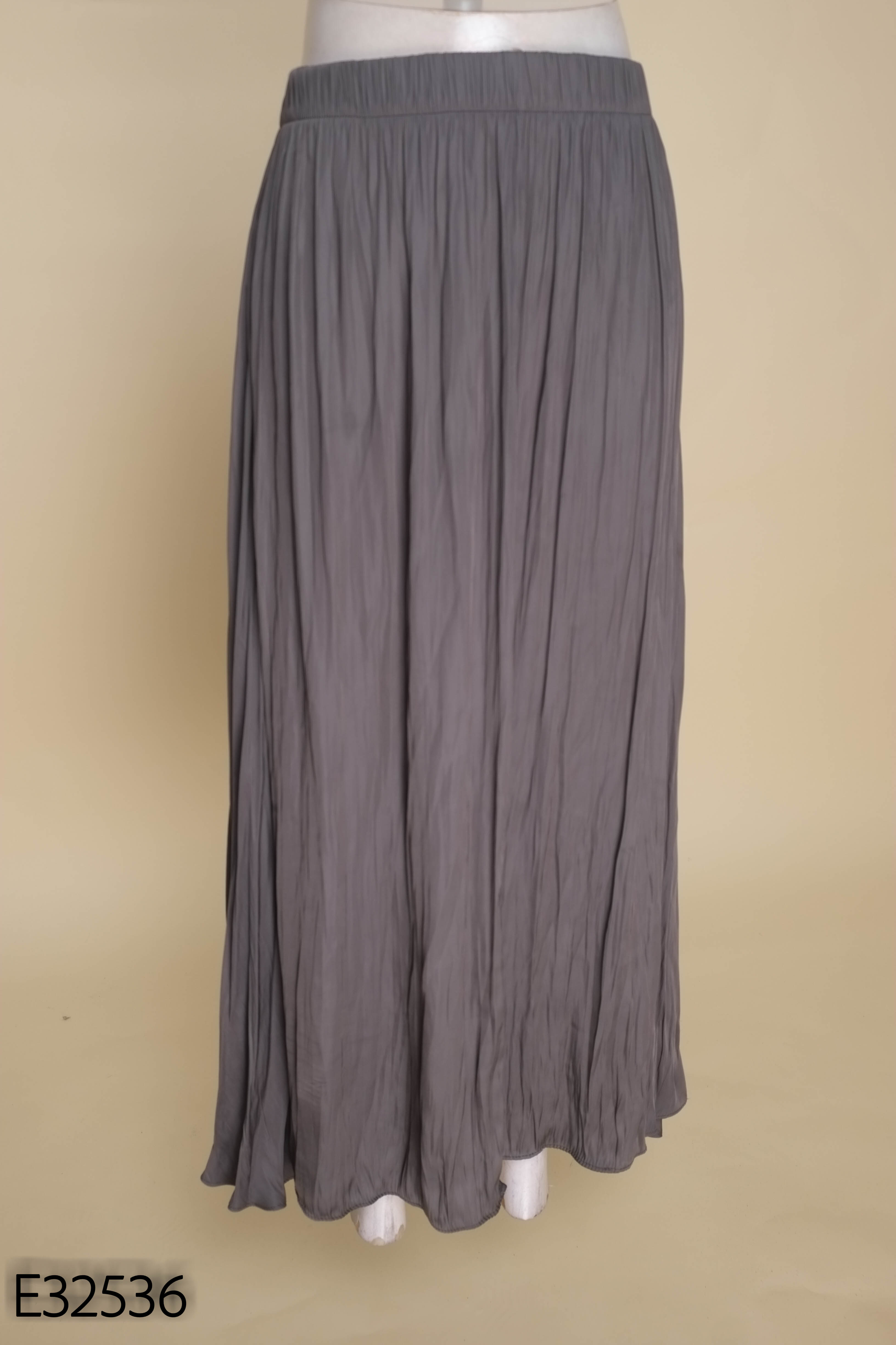 Chân váy ghi ZARa lụa trơn