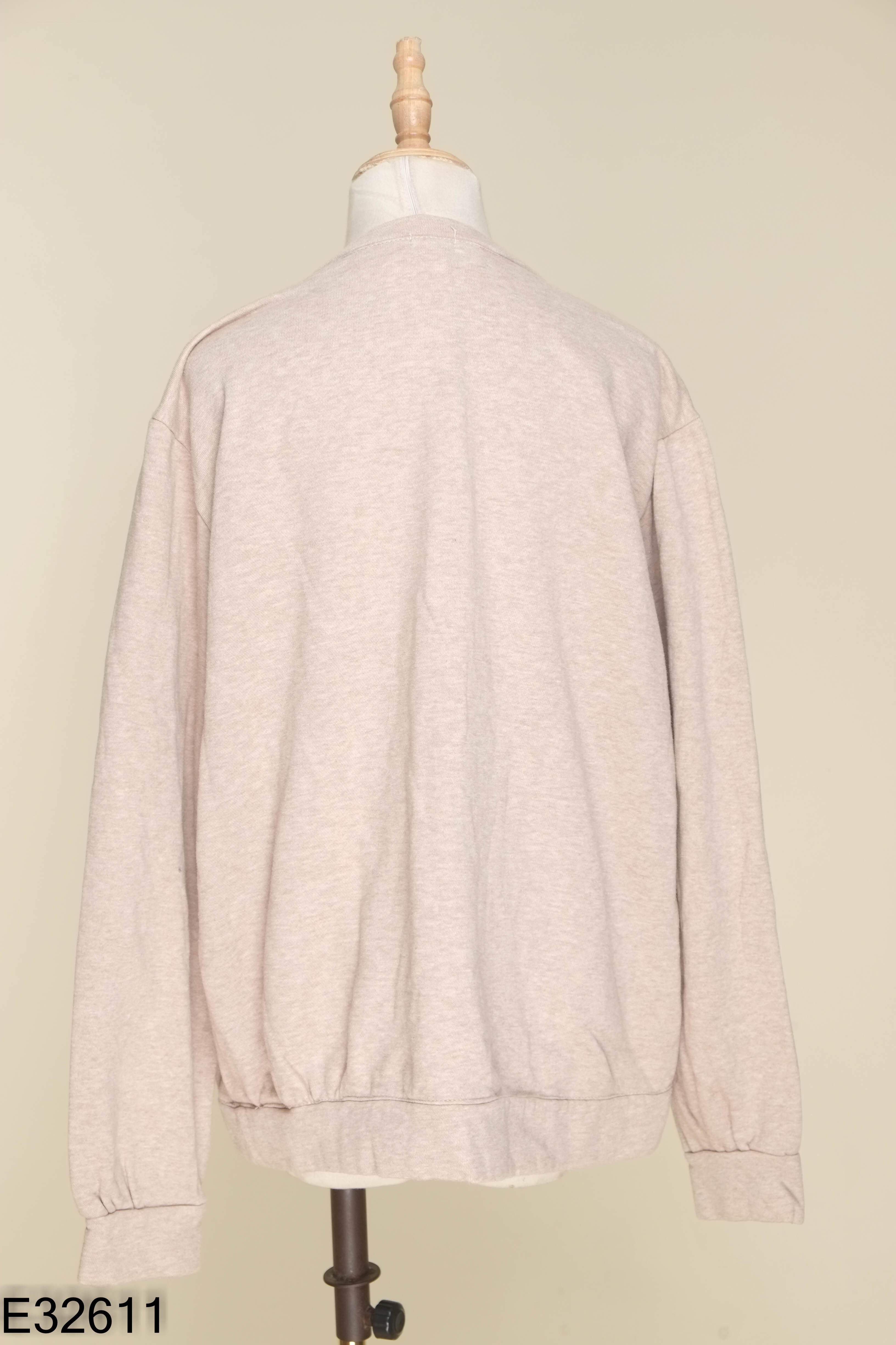 Áo sweater nâu tiêu thêu chữ