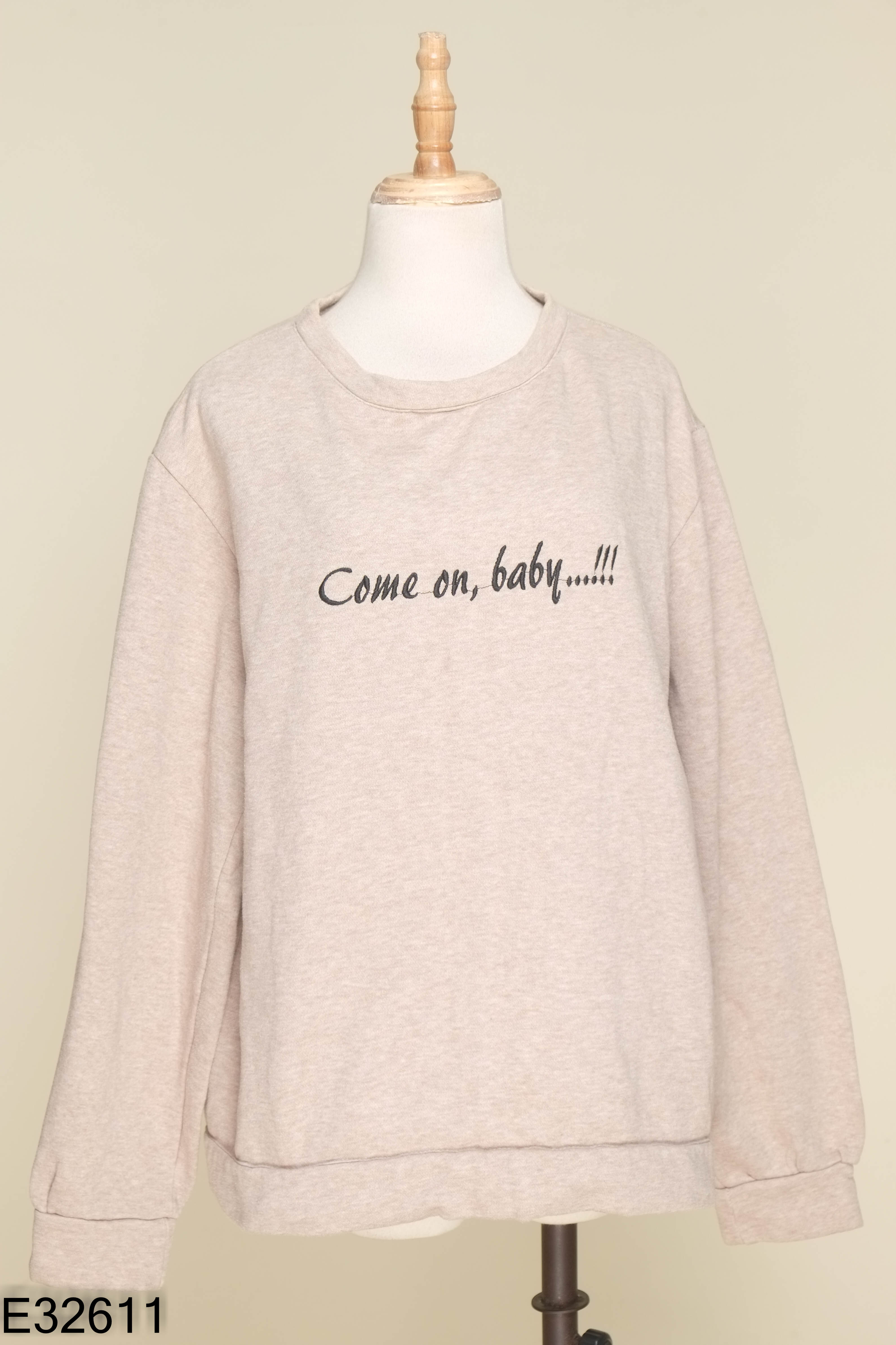 Áo sweater nâu tiêu thêu chữ