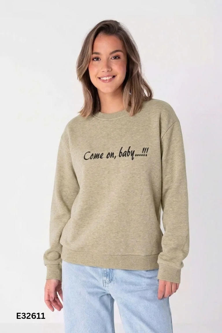Áo sweater nâu tiêu thêu chữ