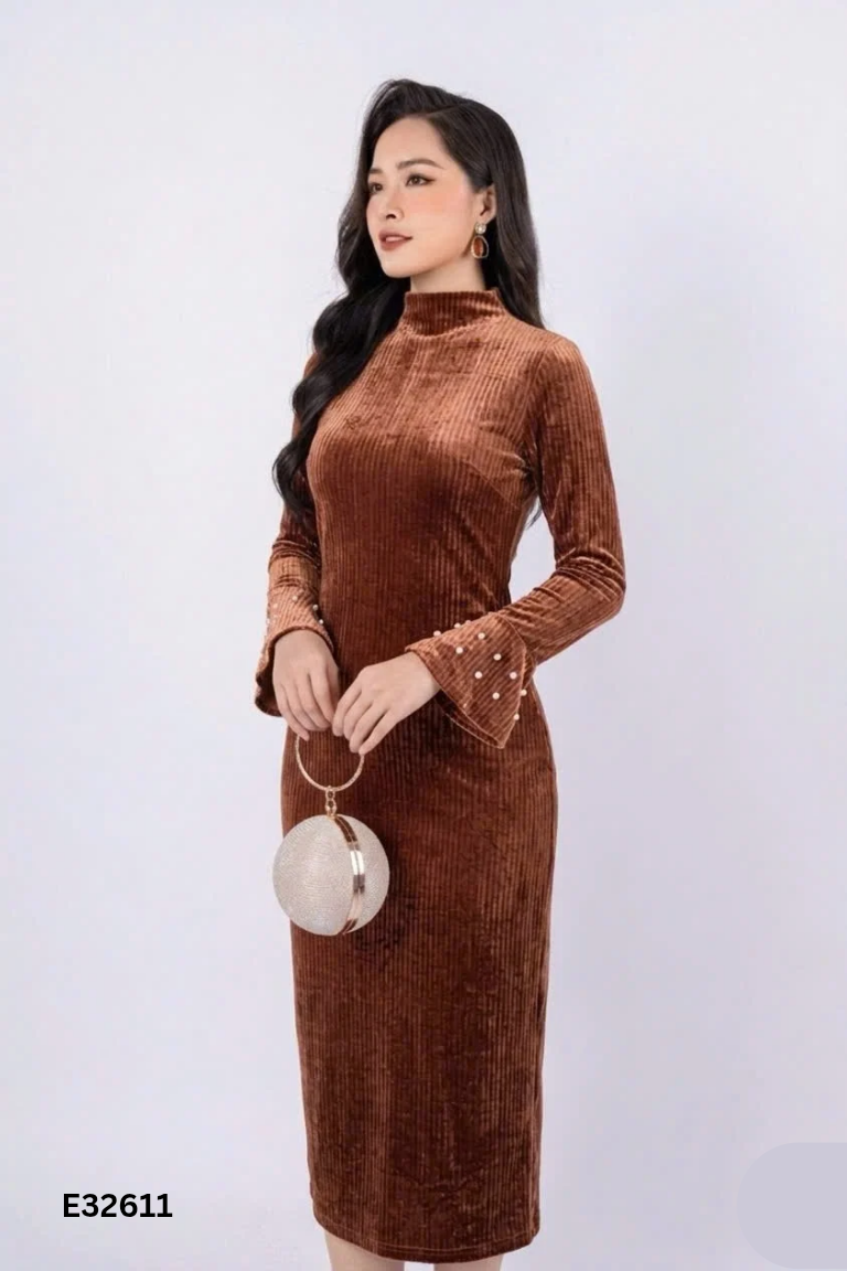 Váy nhung nâu đính ngọc tay