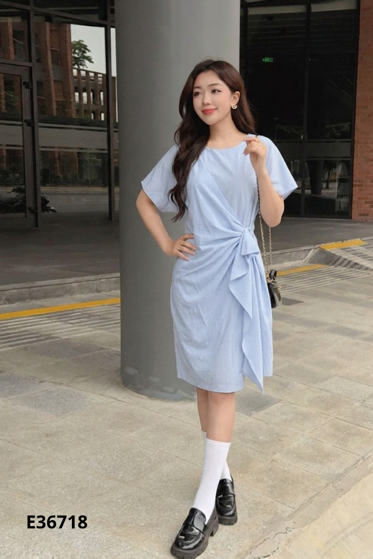 Váy xanh kẻ trơn