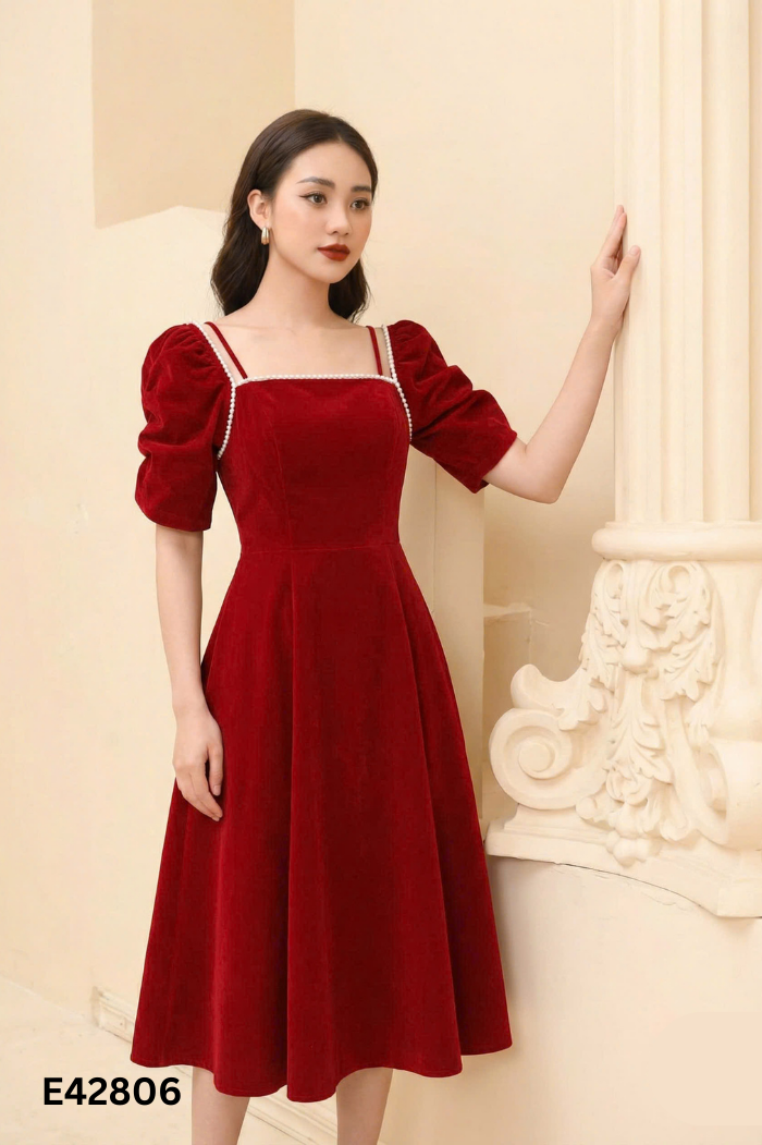 Váy nhung đỏ cổ vuông viền ngọc