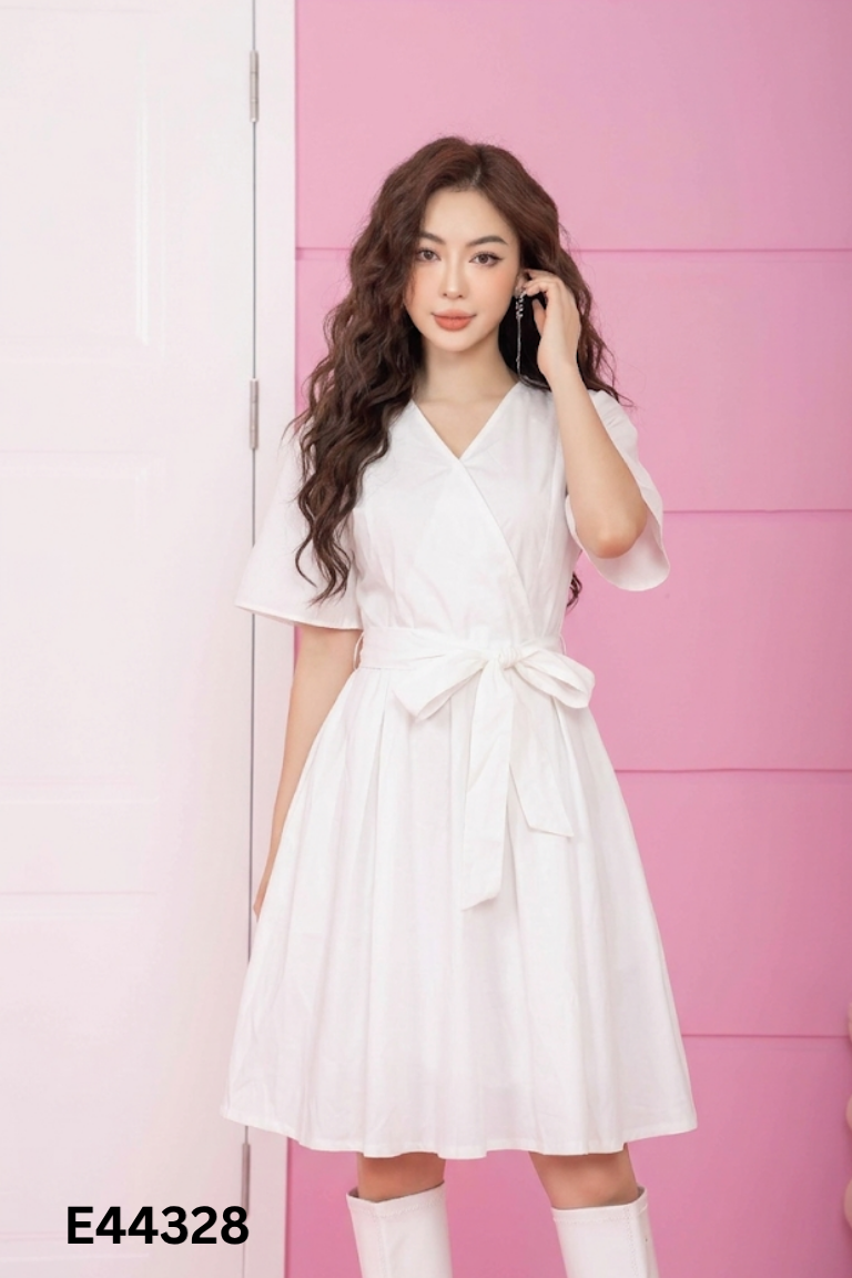 Váy trắng cổ V phối đai