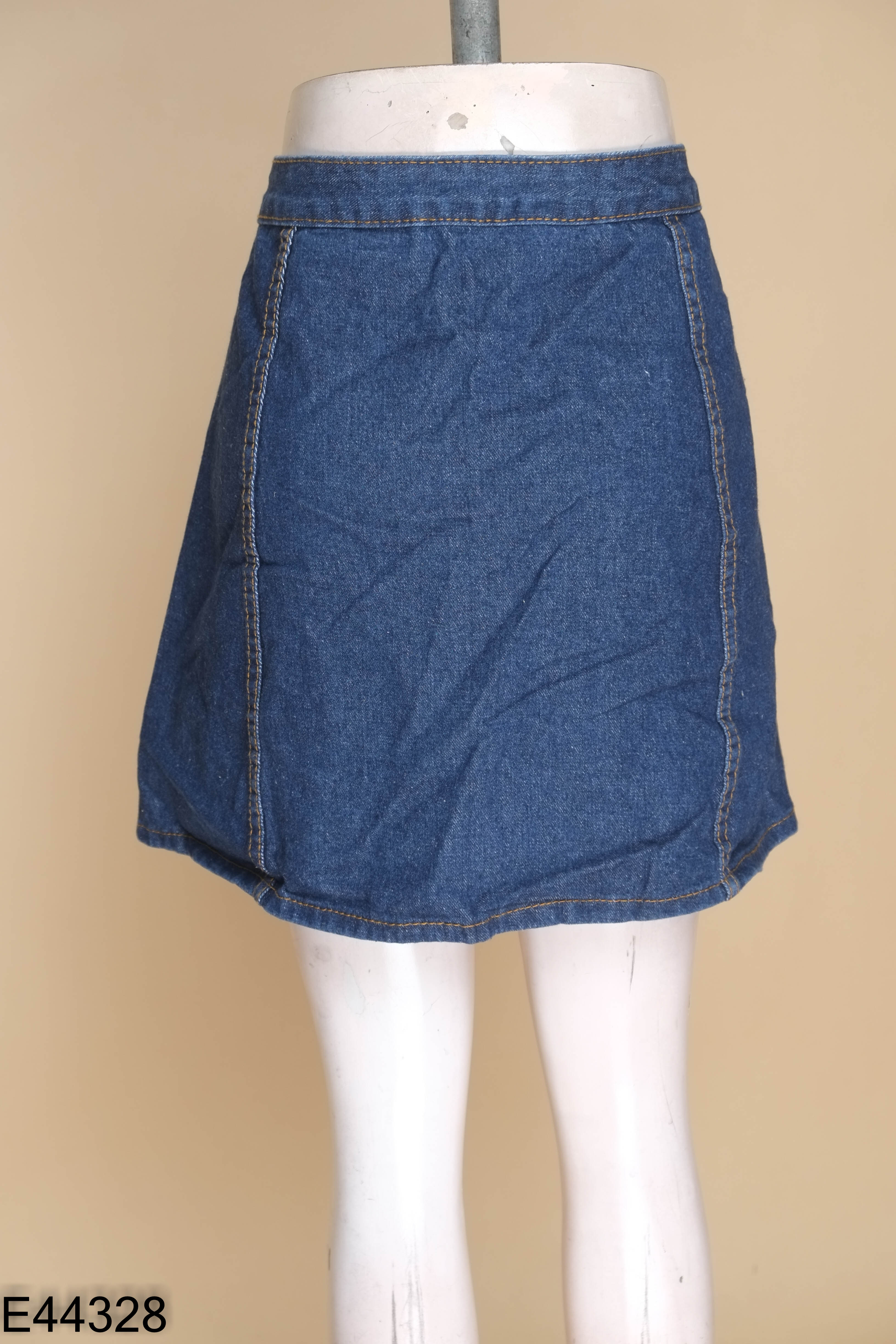Chân váy jeans xanh phối cúc