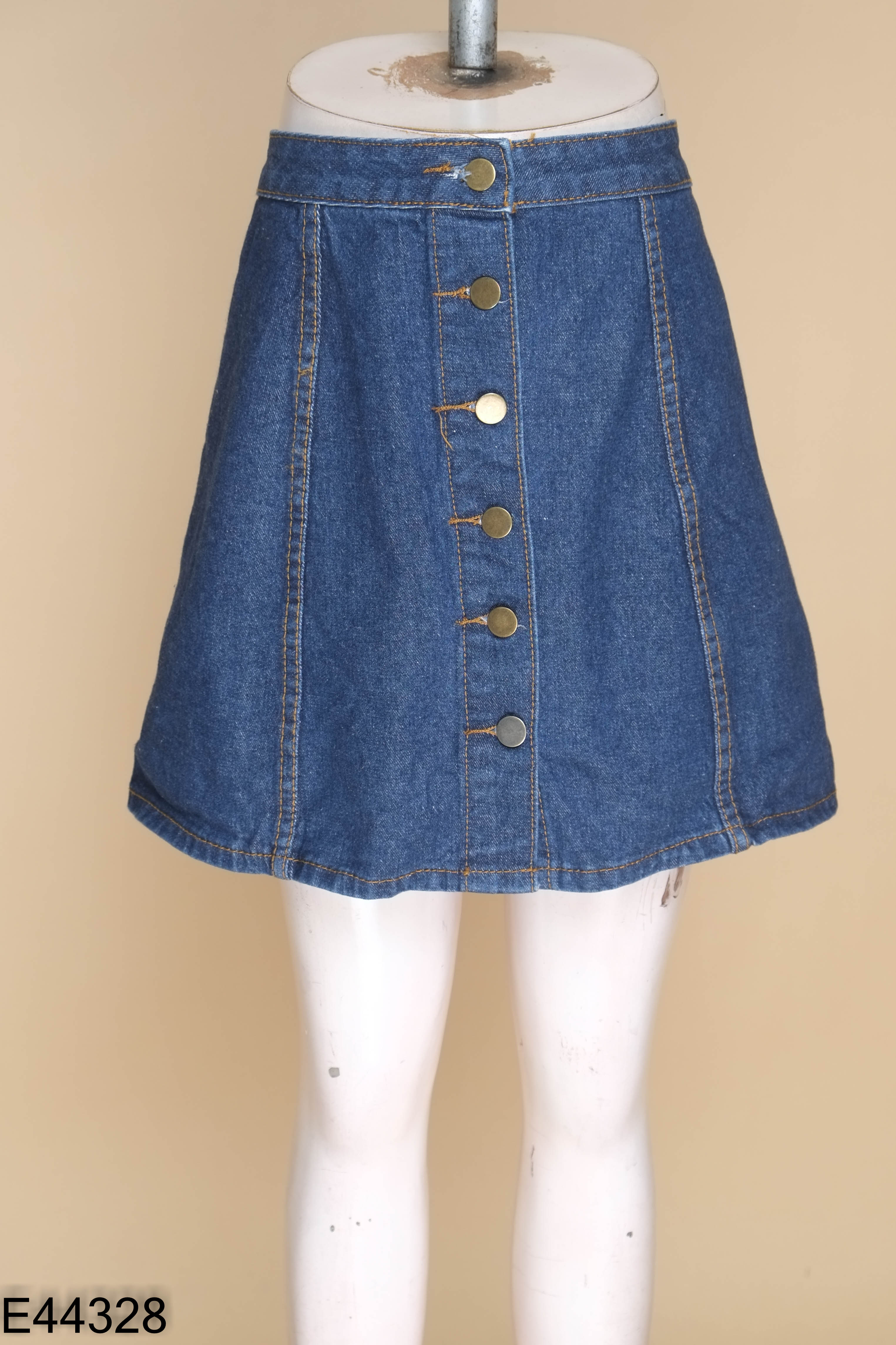 Chân váy jeans xanh phối cúc