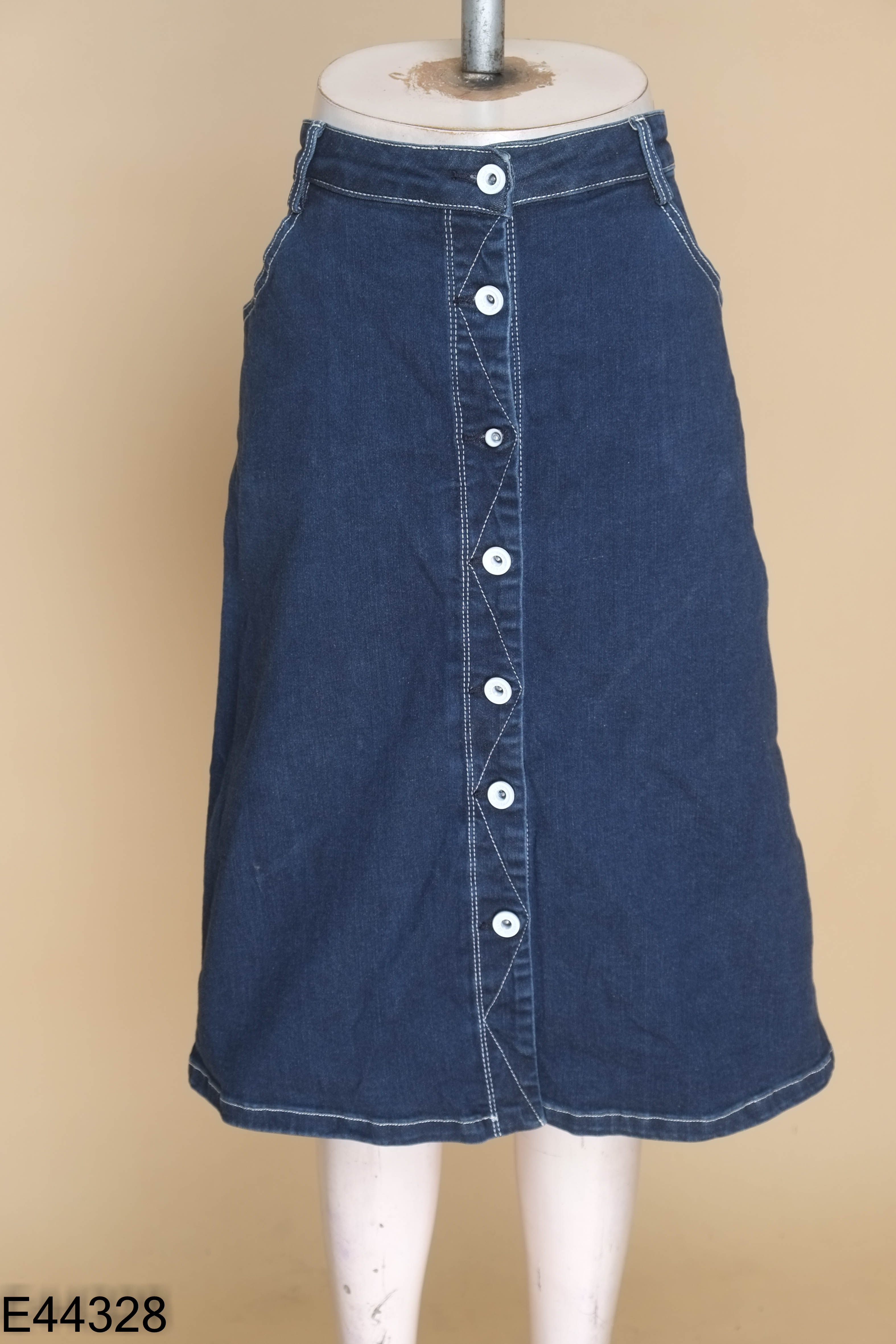Chân váy nhỡ jeans xanh phối cúc trắng