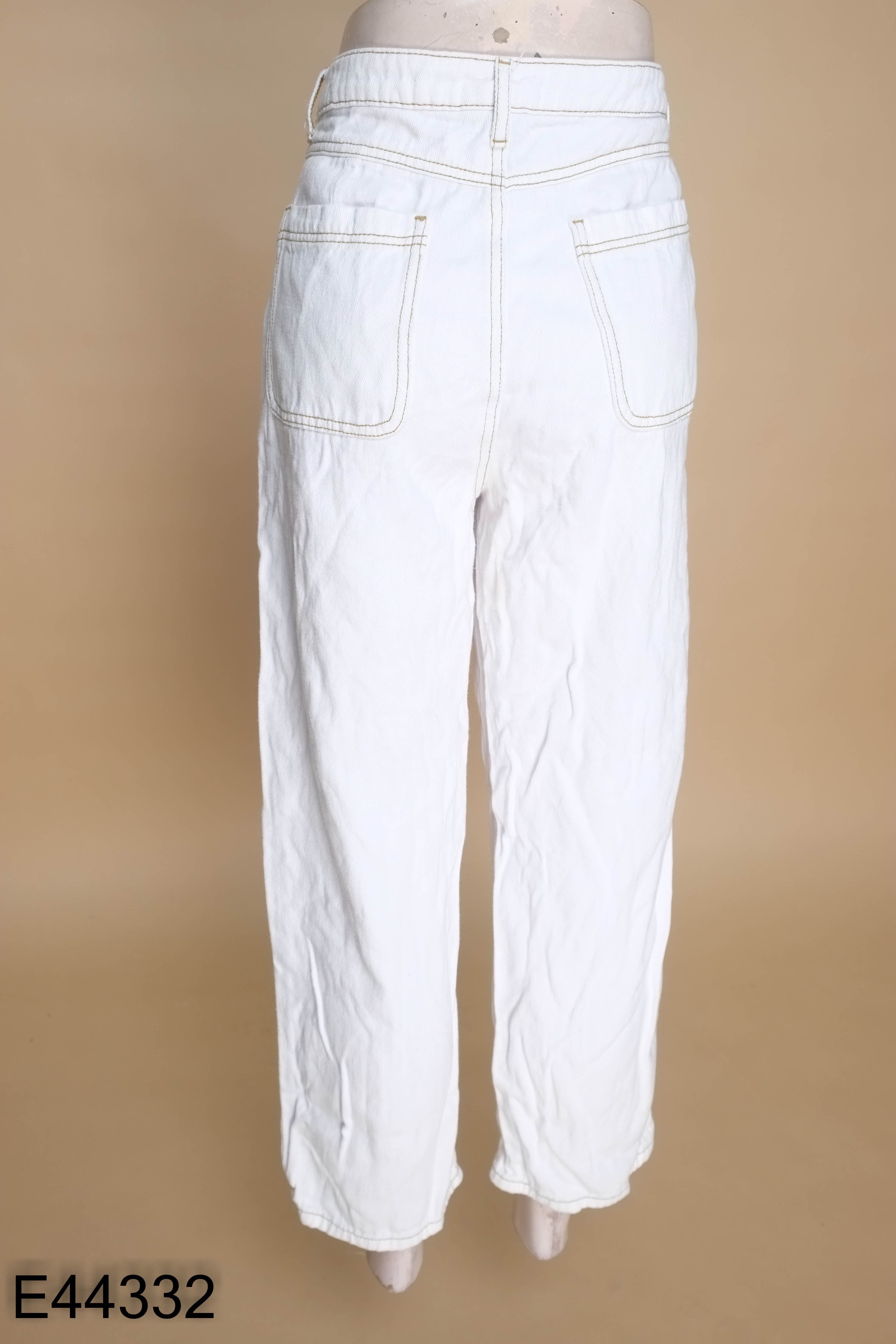 Quần jeans trắng phối chỉ nâu