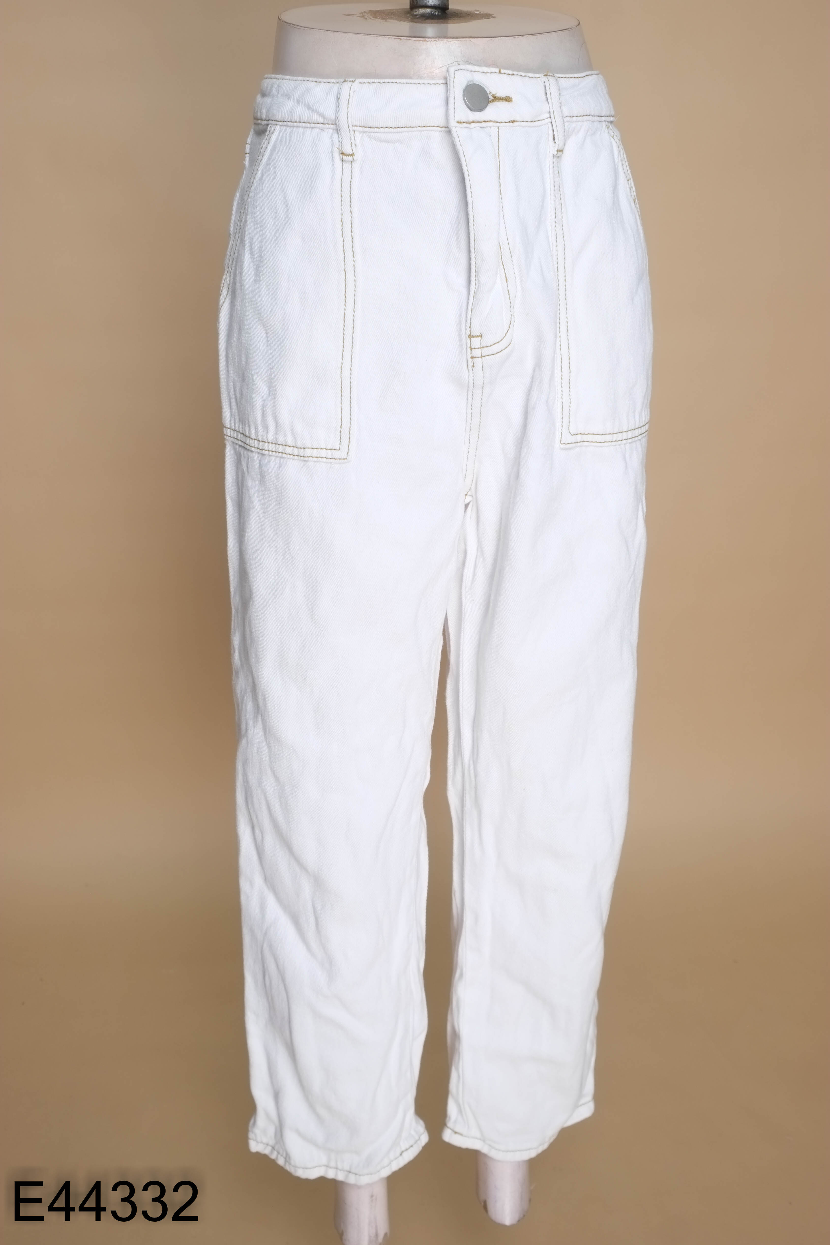 Quần jeans trắng phối chỉ nâu