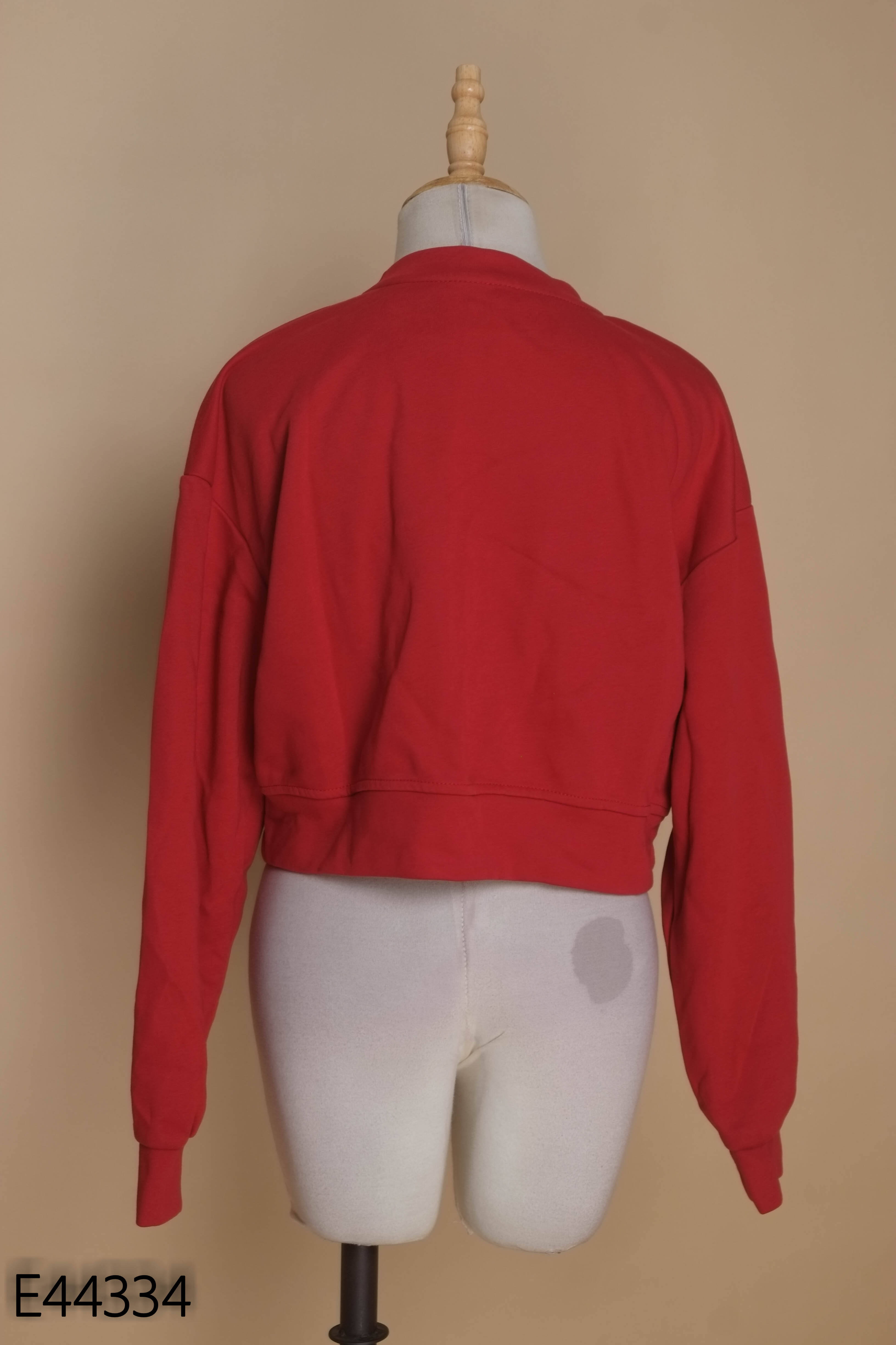 Áo sweater đỏ in chữ form ngắn