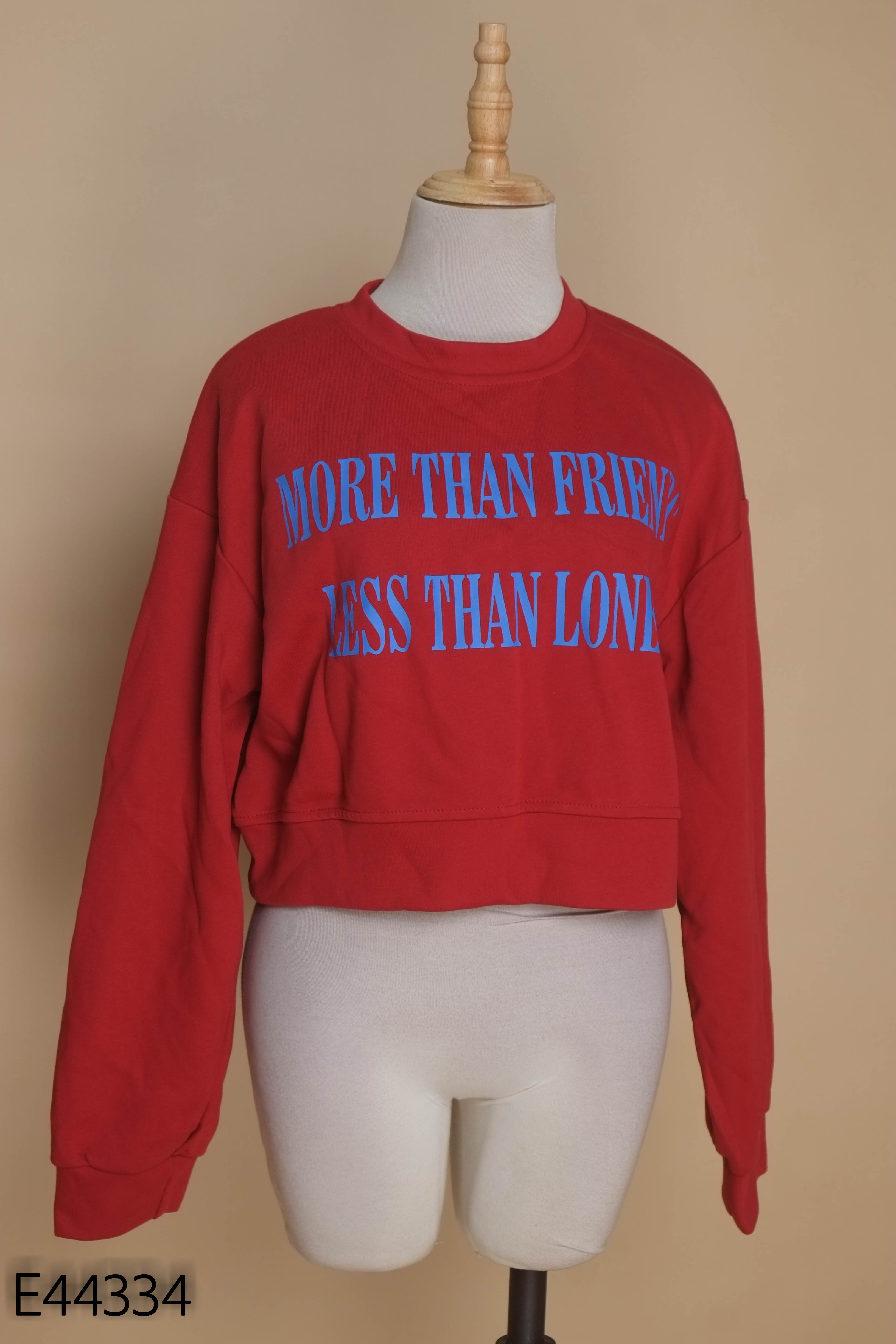 Áo sweater đỏ in chữ form ngắn