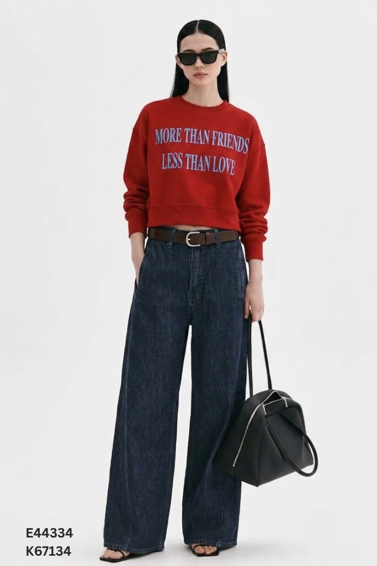 Áo sweater đỏ in chữ form ngắn