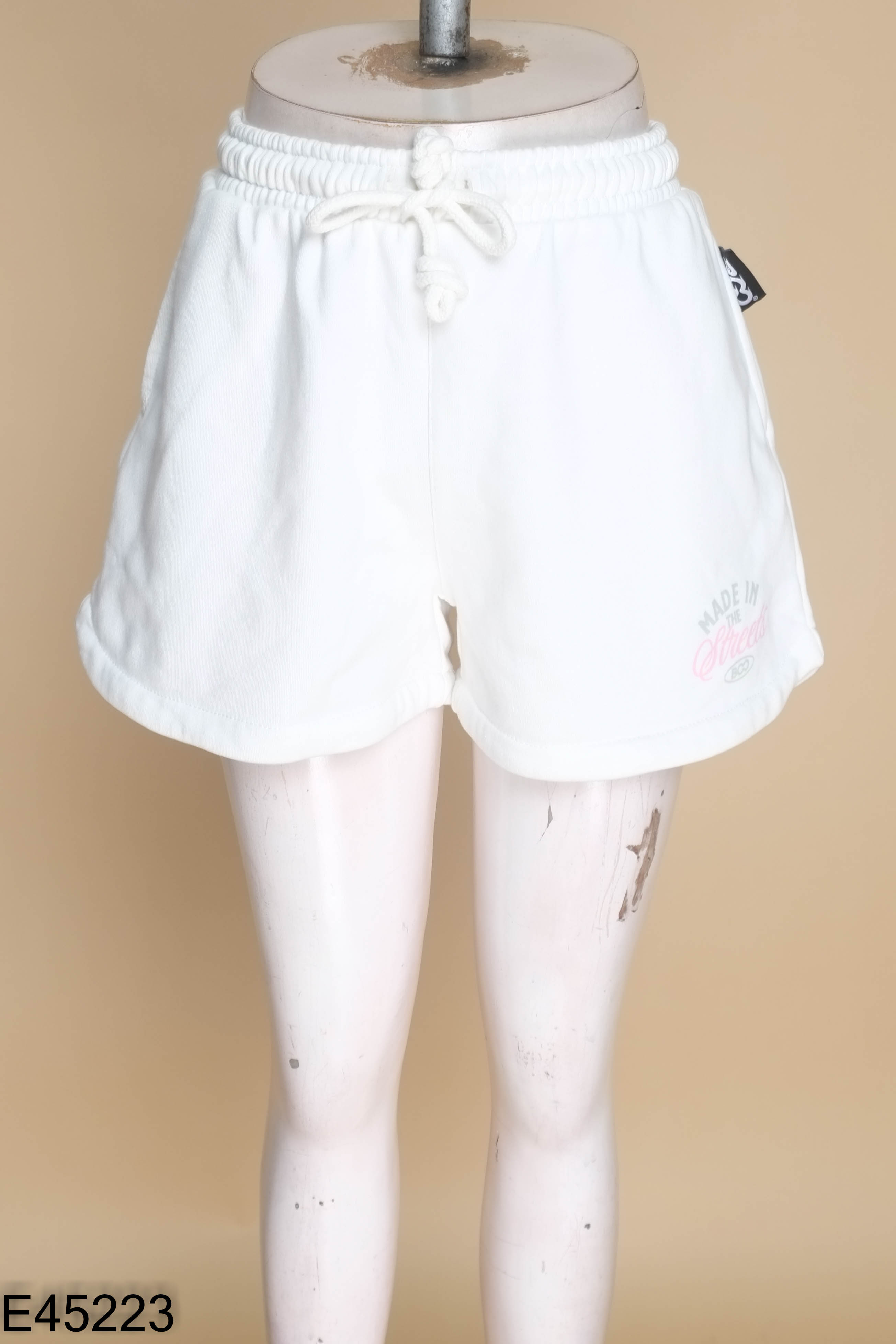Quần shorts BÒ SỮA trắng in chữ
