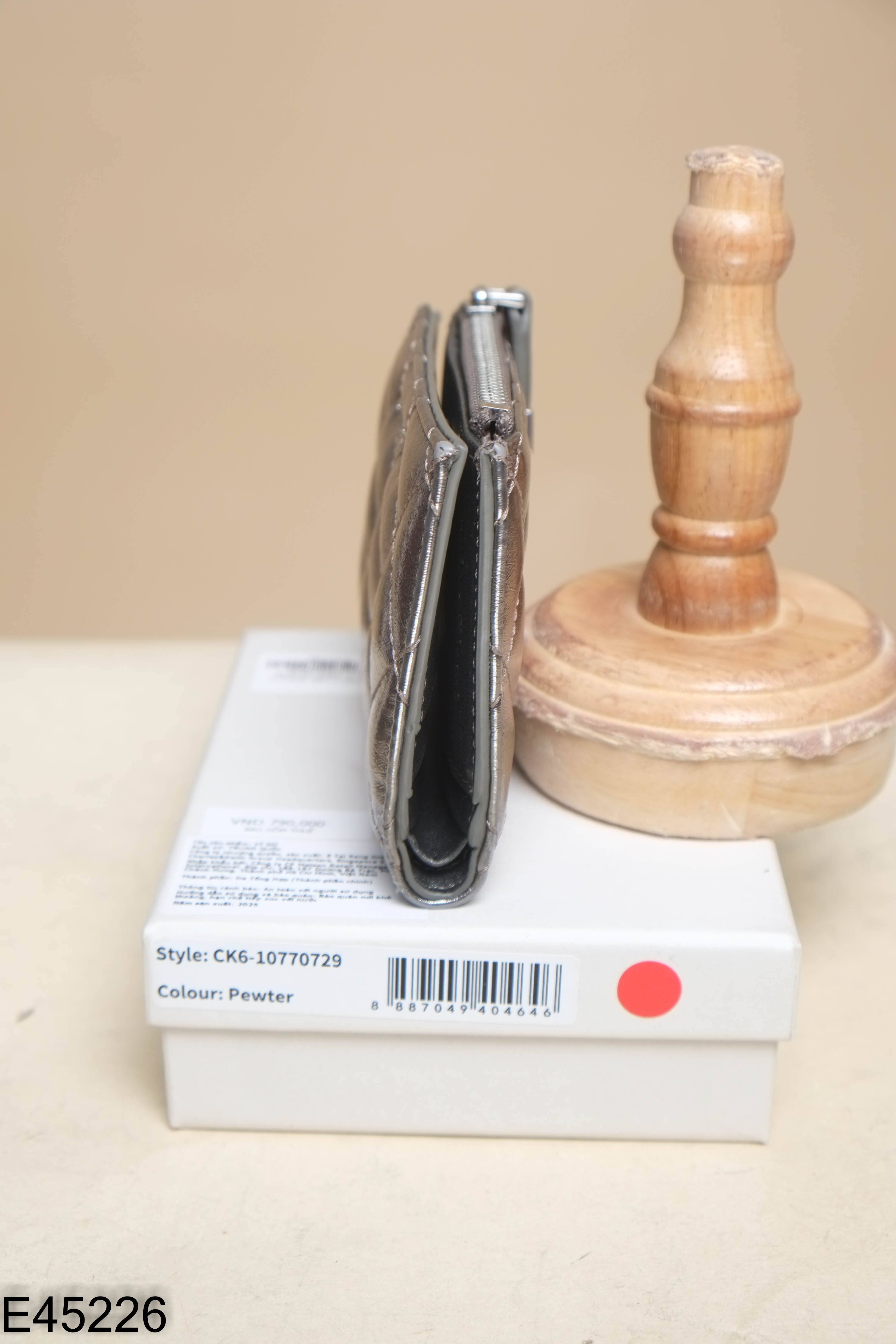 Ví mini CHARLE KEITH xám bạc trần trám