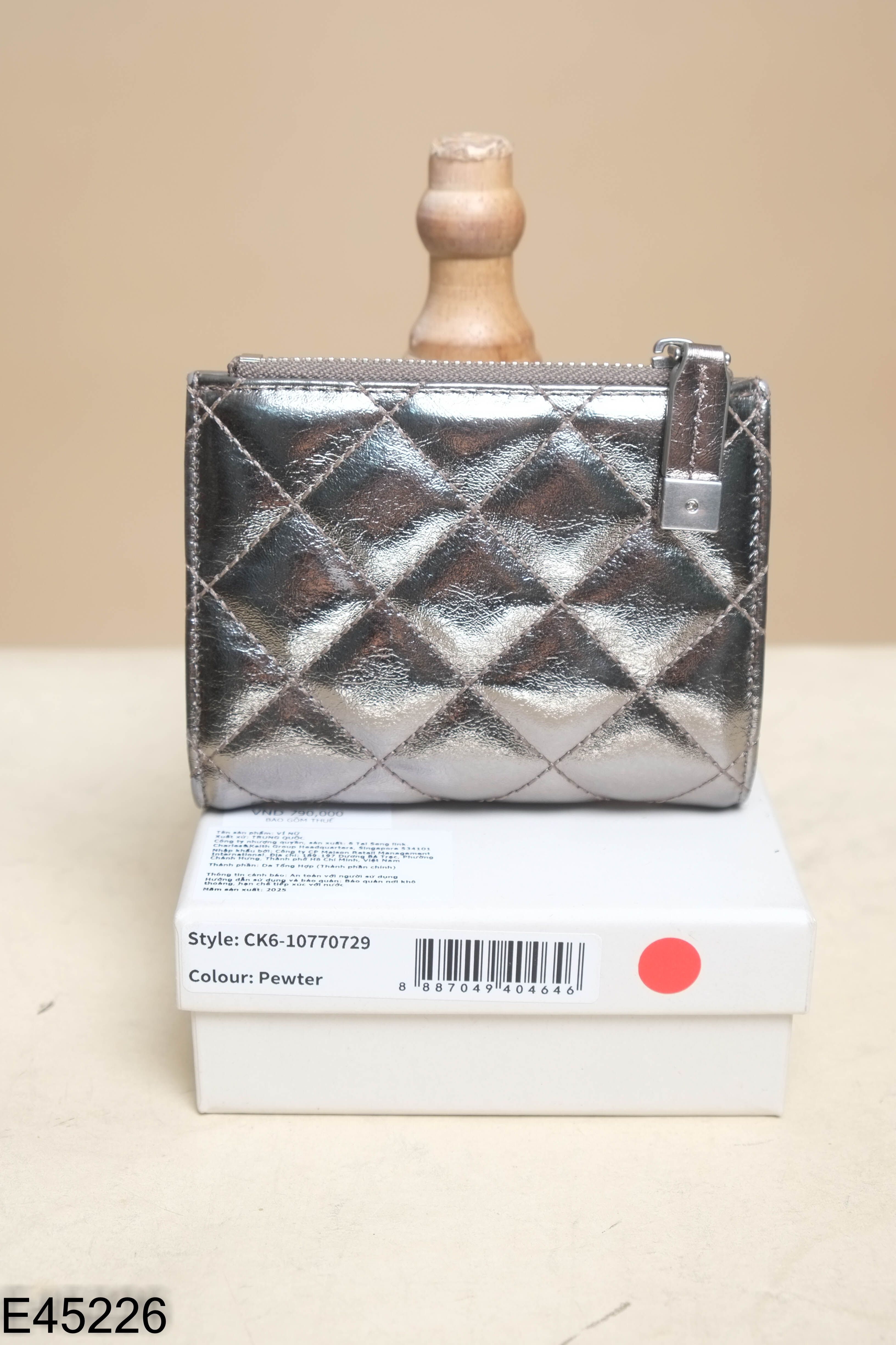 Ví mini CHARLE KEITH xám bạc trần trám