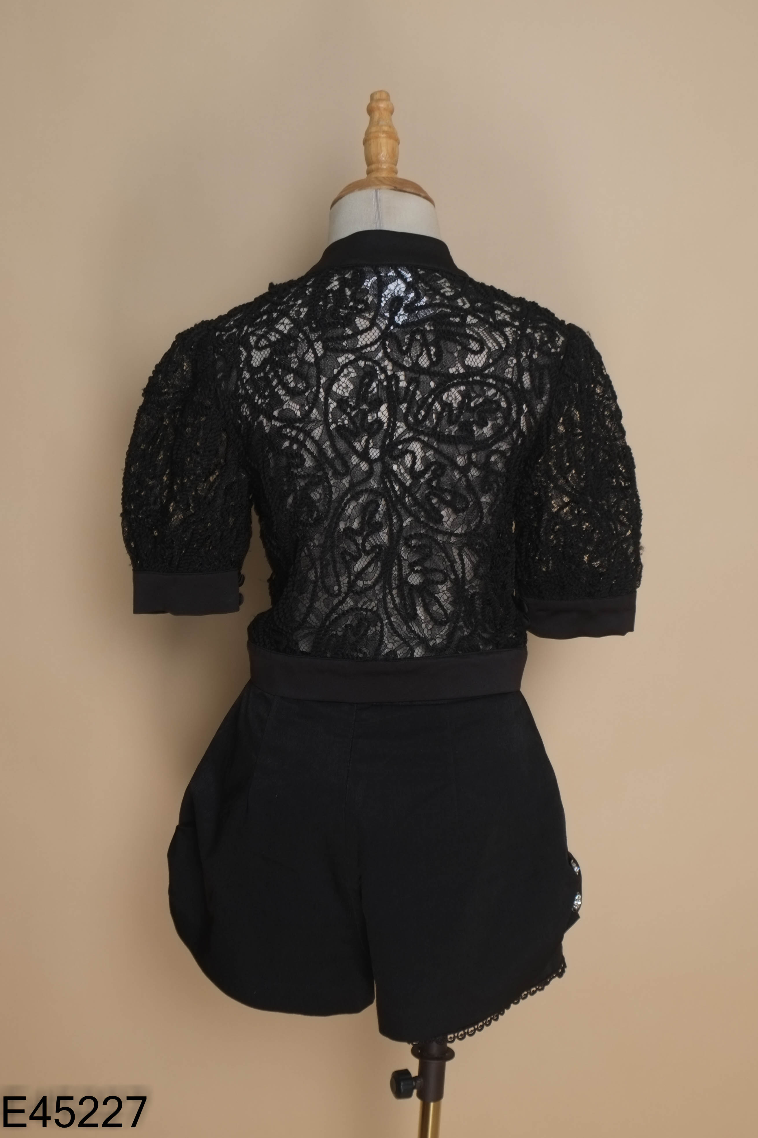 Set Áo ren đen M BLINK cúc đá + quần shorts