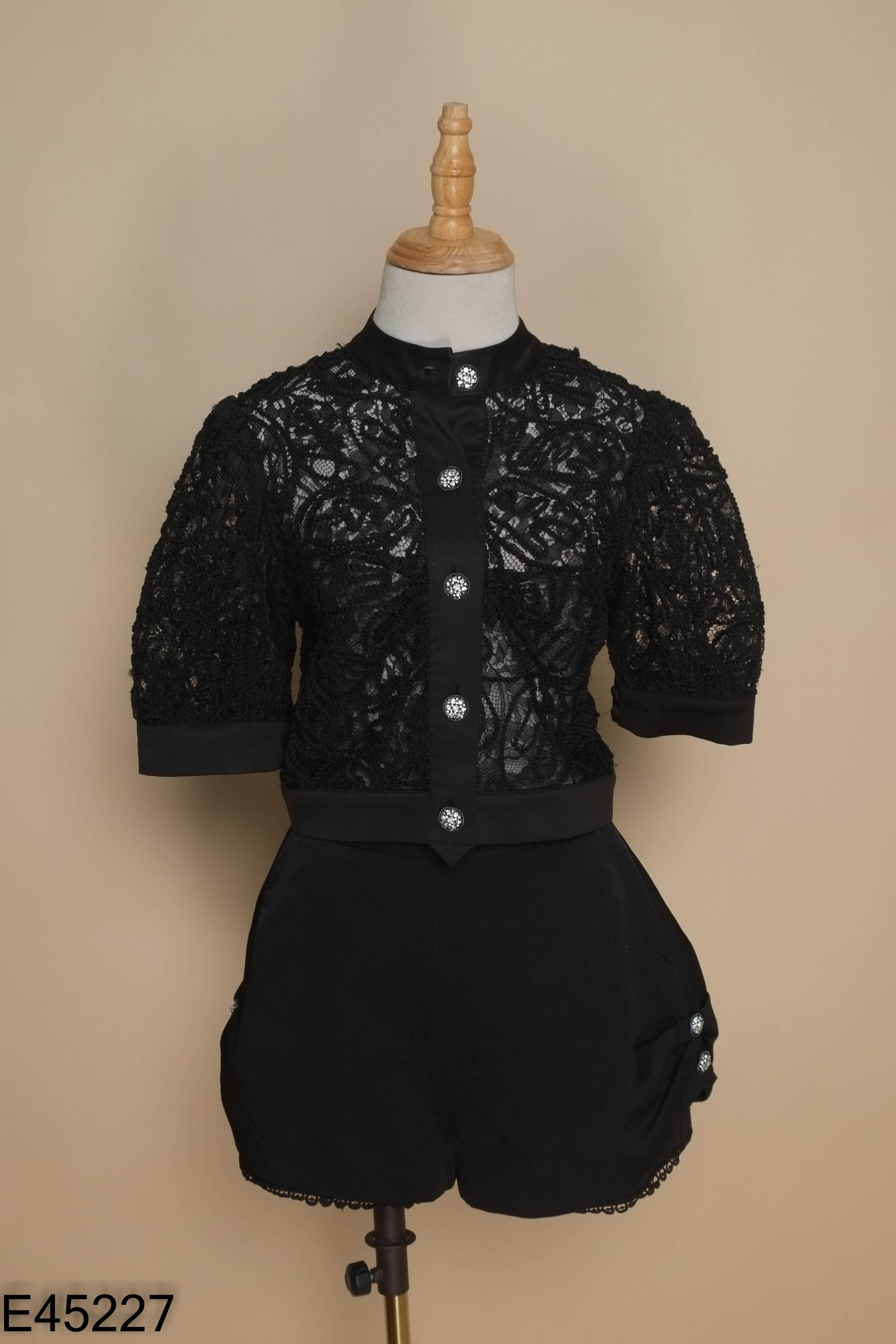 Set Áo ren đen M BLINK cúc đá + quần shorts