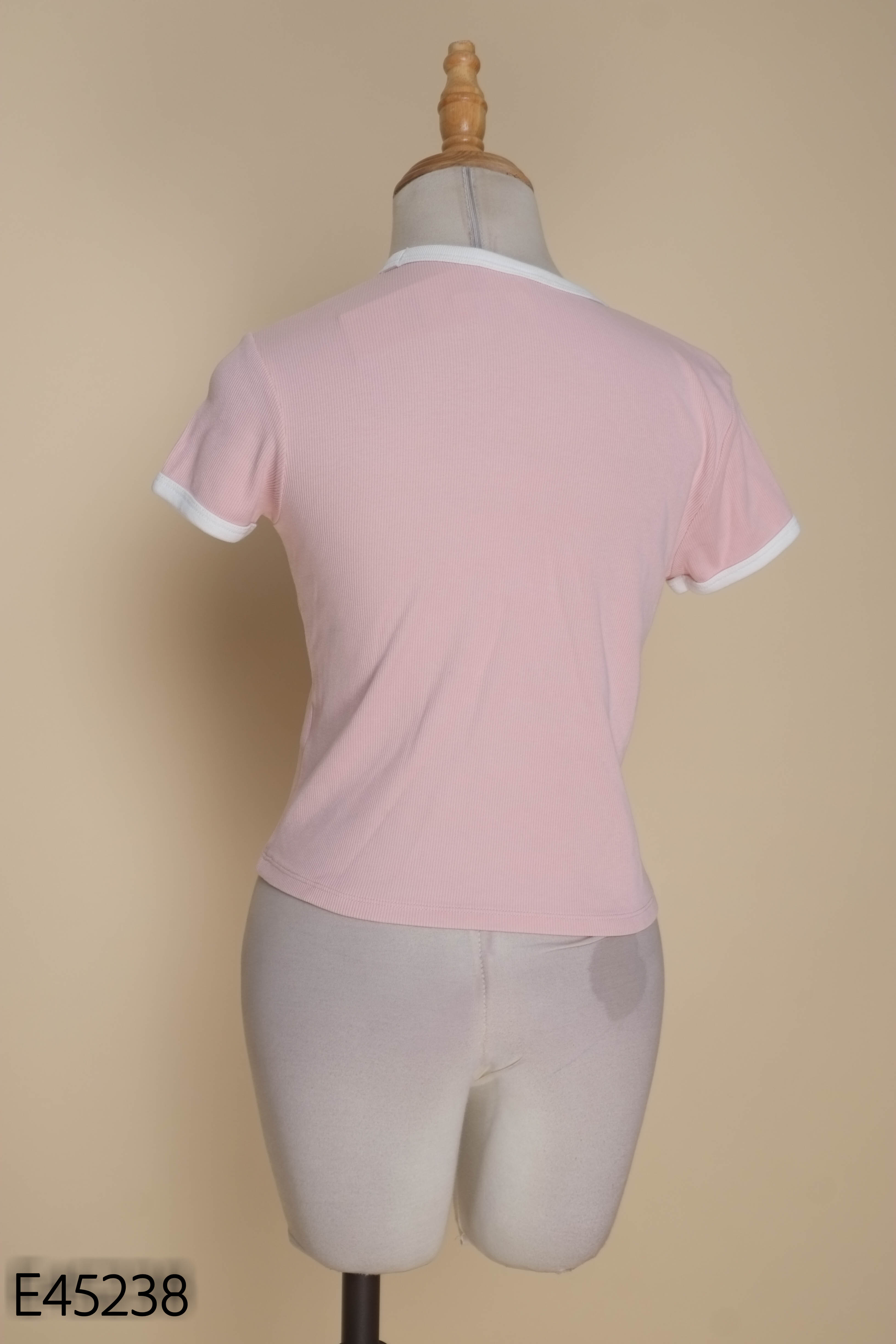 Áo hồng UNIQLO viền trắng