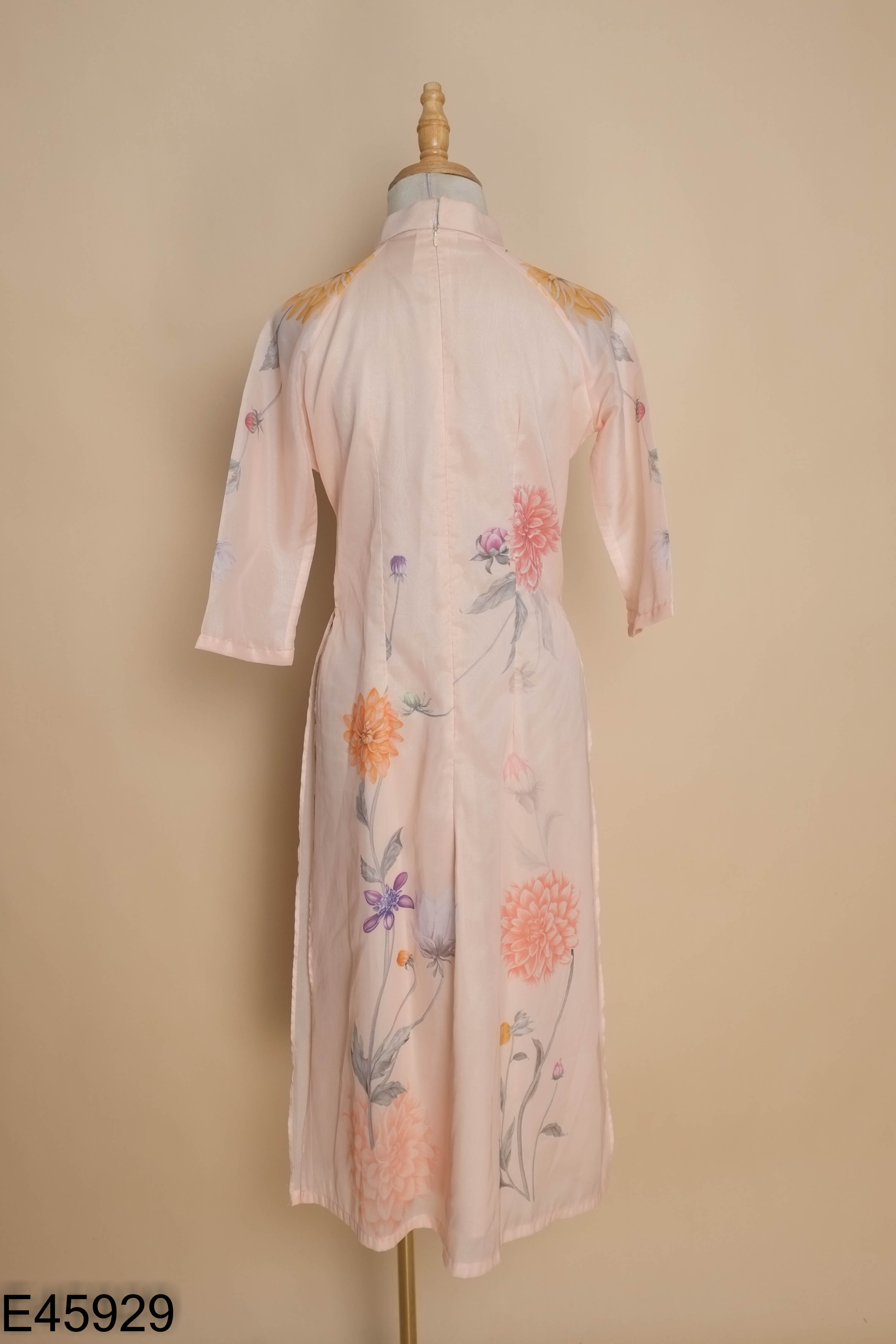 Áo dài be hoa đính ngọc