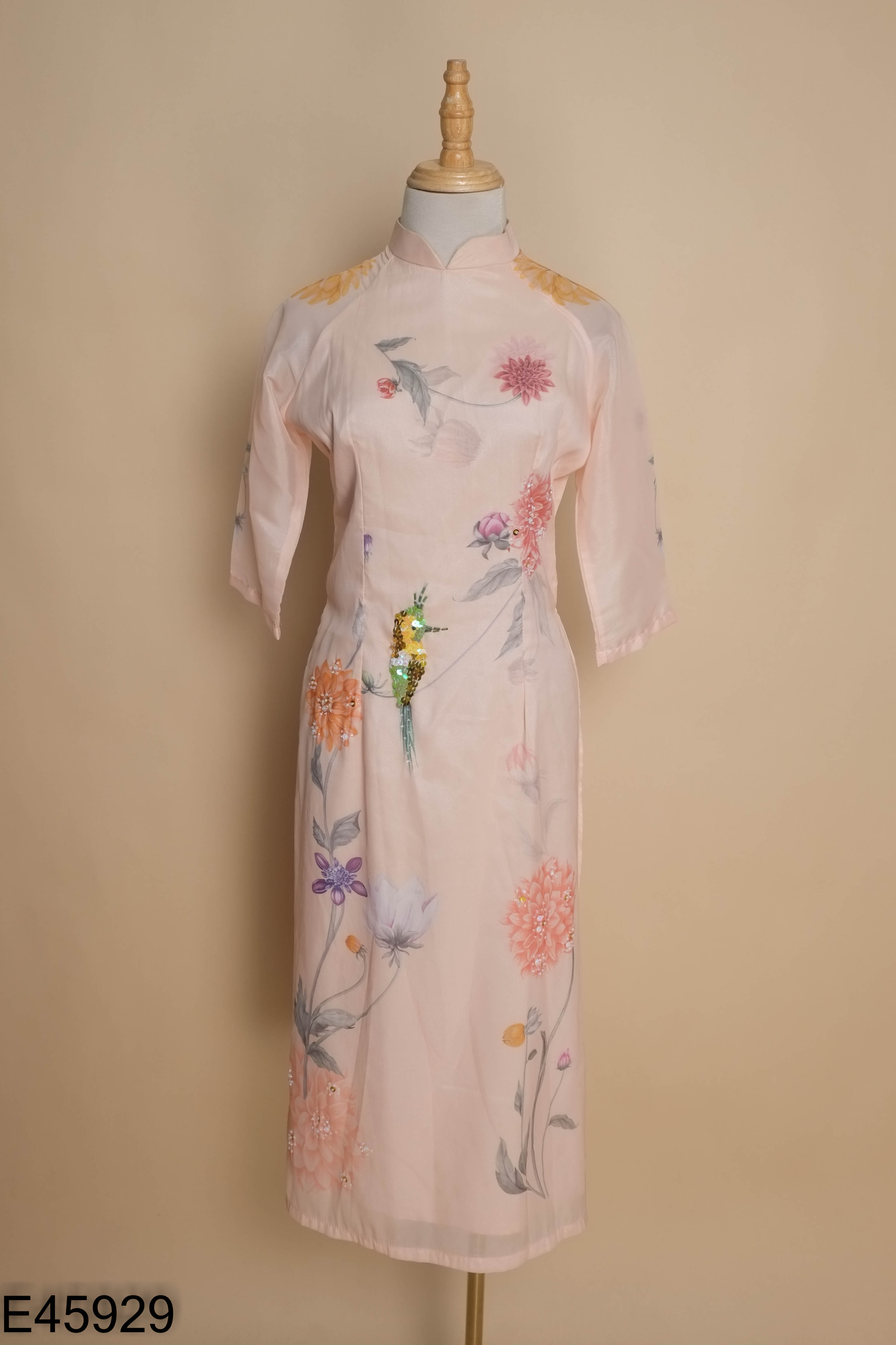 Áo dài be hoa đính ngọc