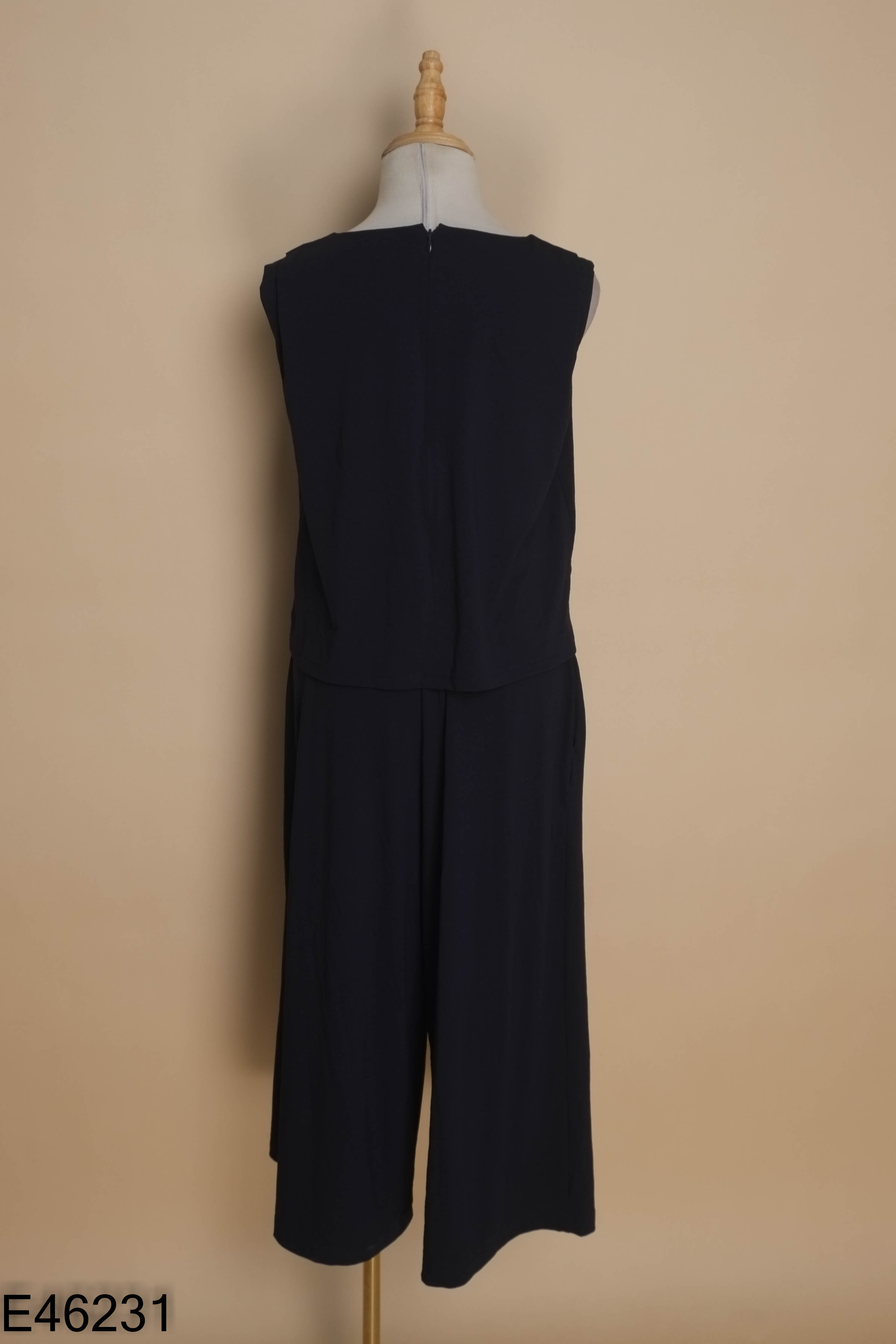 Jumpsuit UNIQLO xanh than sát nách