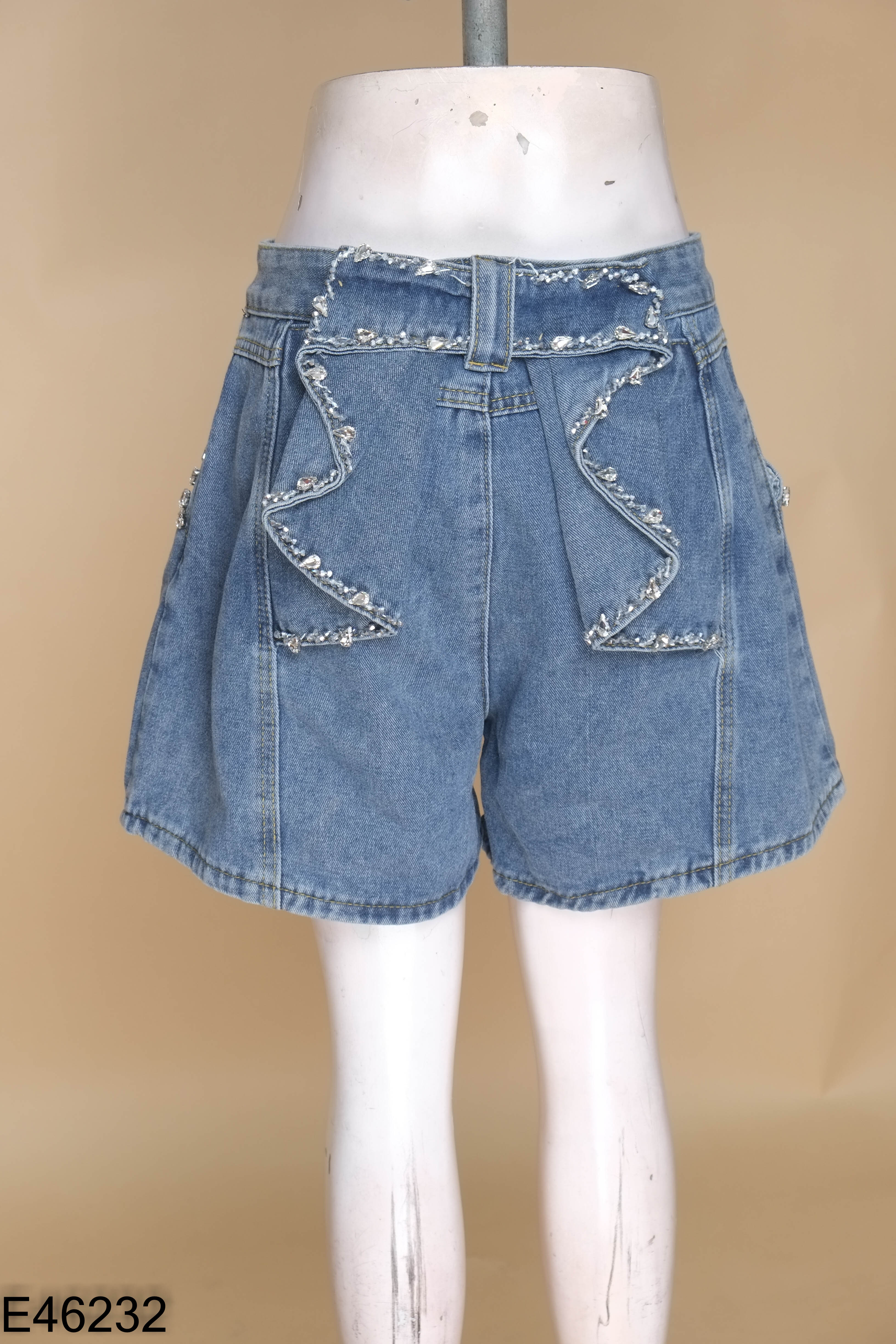 Quần short jean xanh đính đá