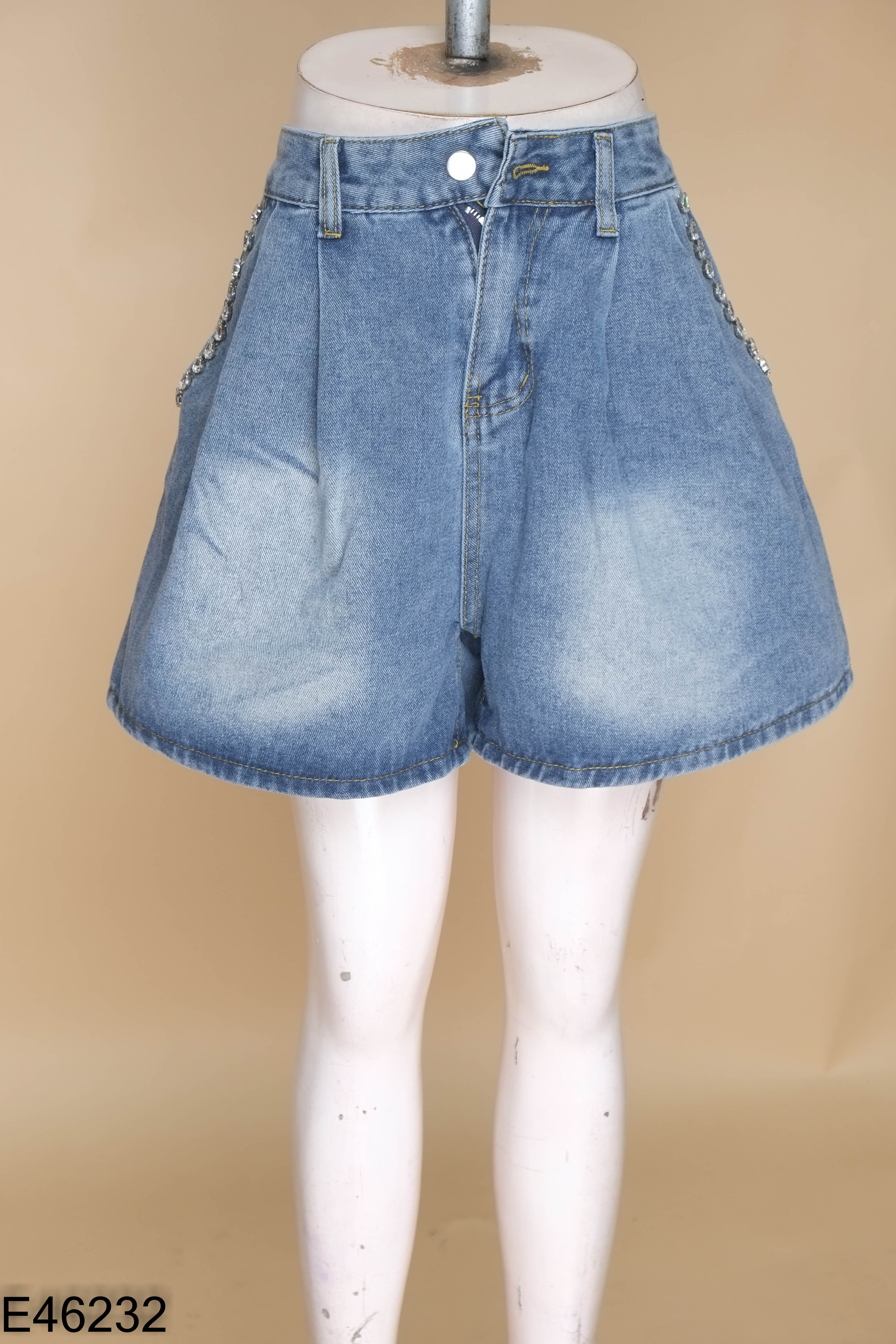 Quần short jean xanh đính đá