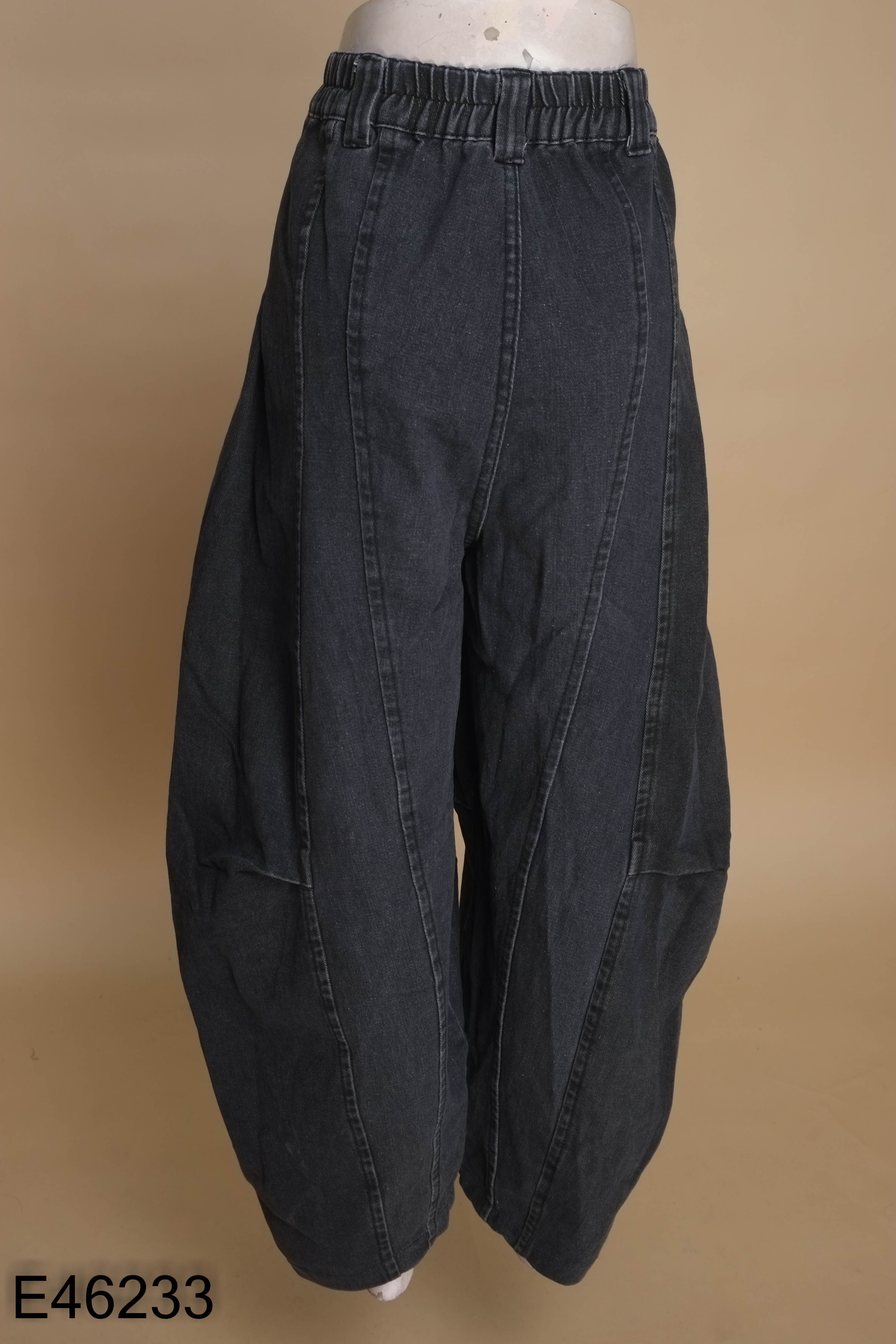 Quần jeans đen suông