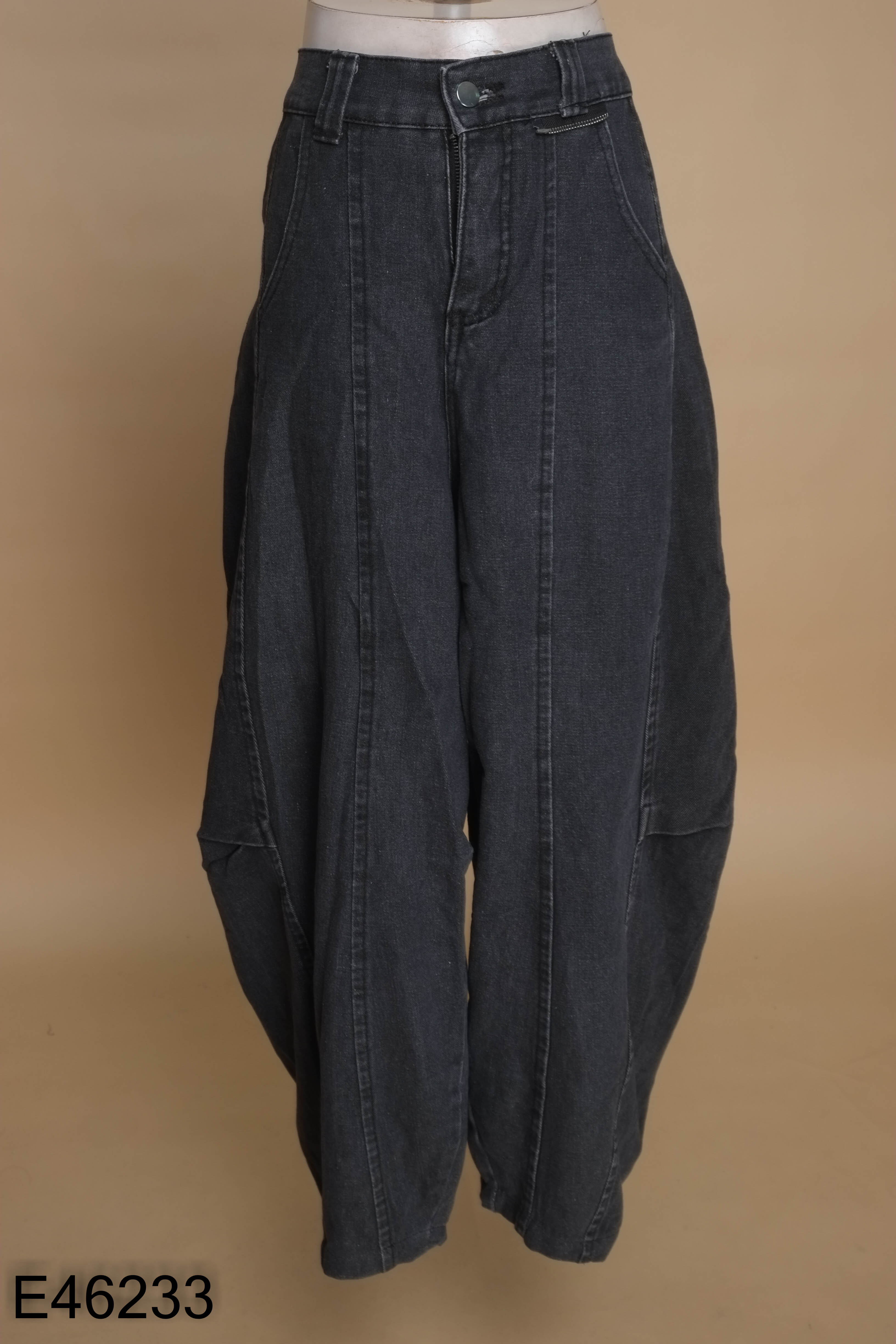 Quần jeans đen suông