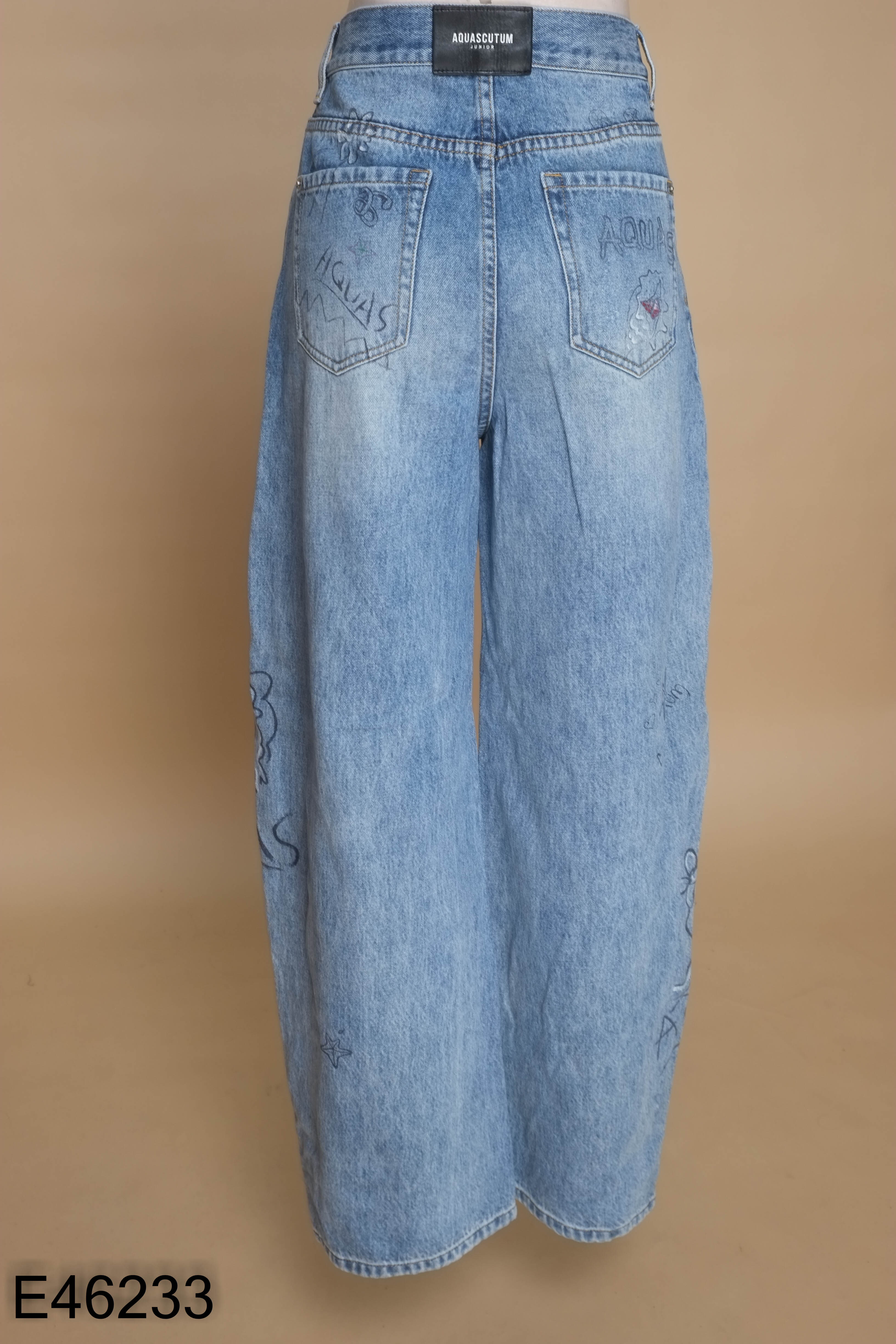 Quần jeans xanh in hình