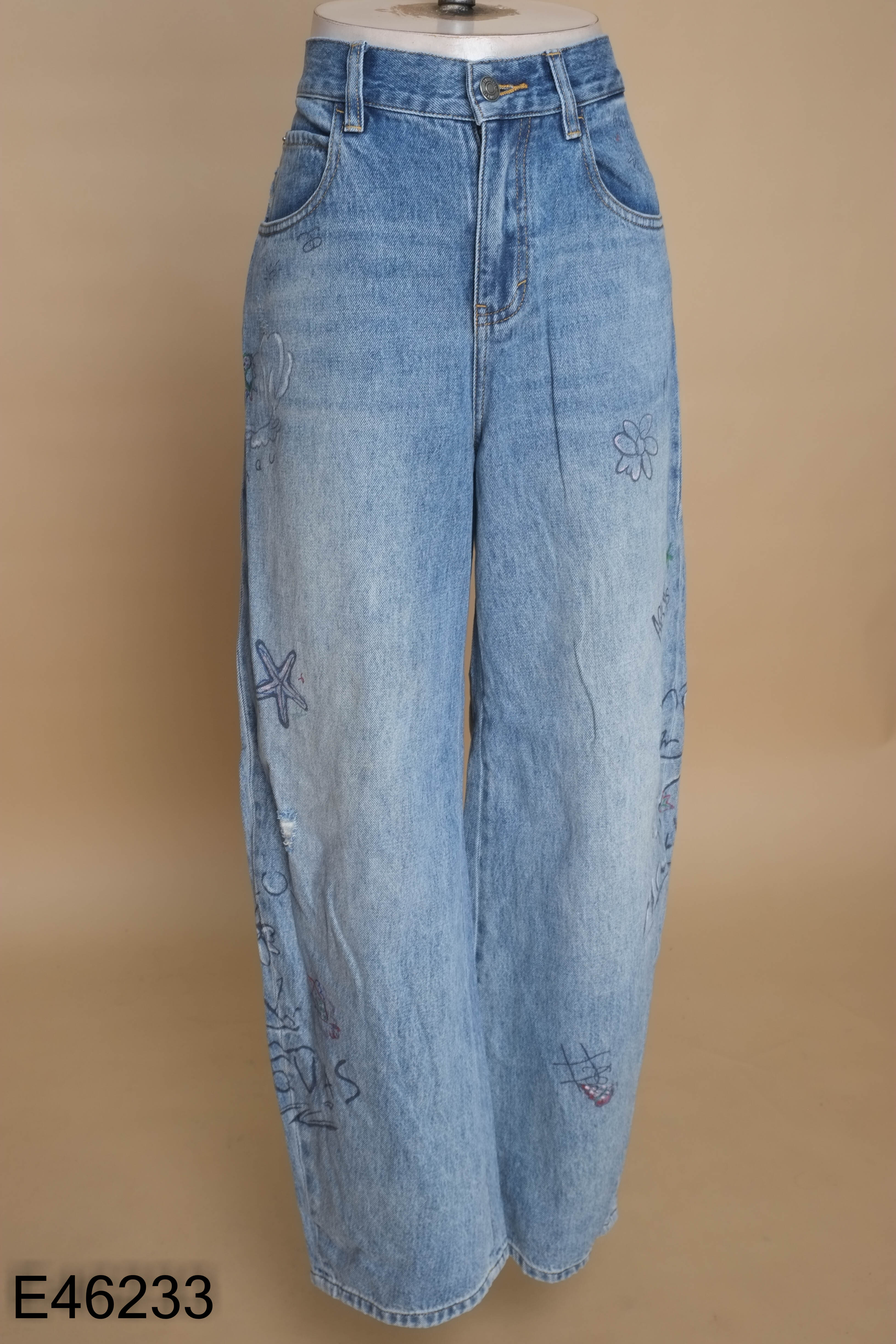 Quần jeans xanh in hình