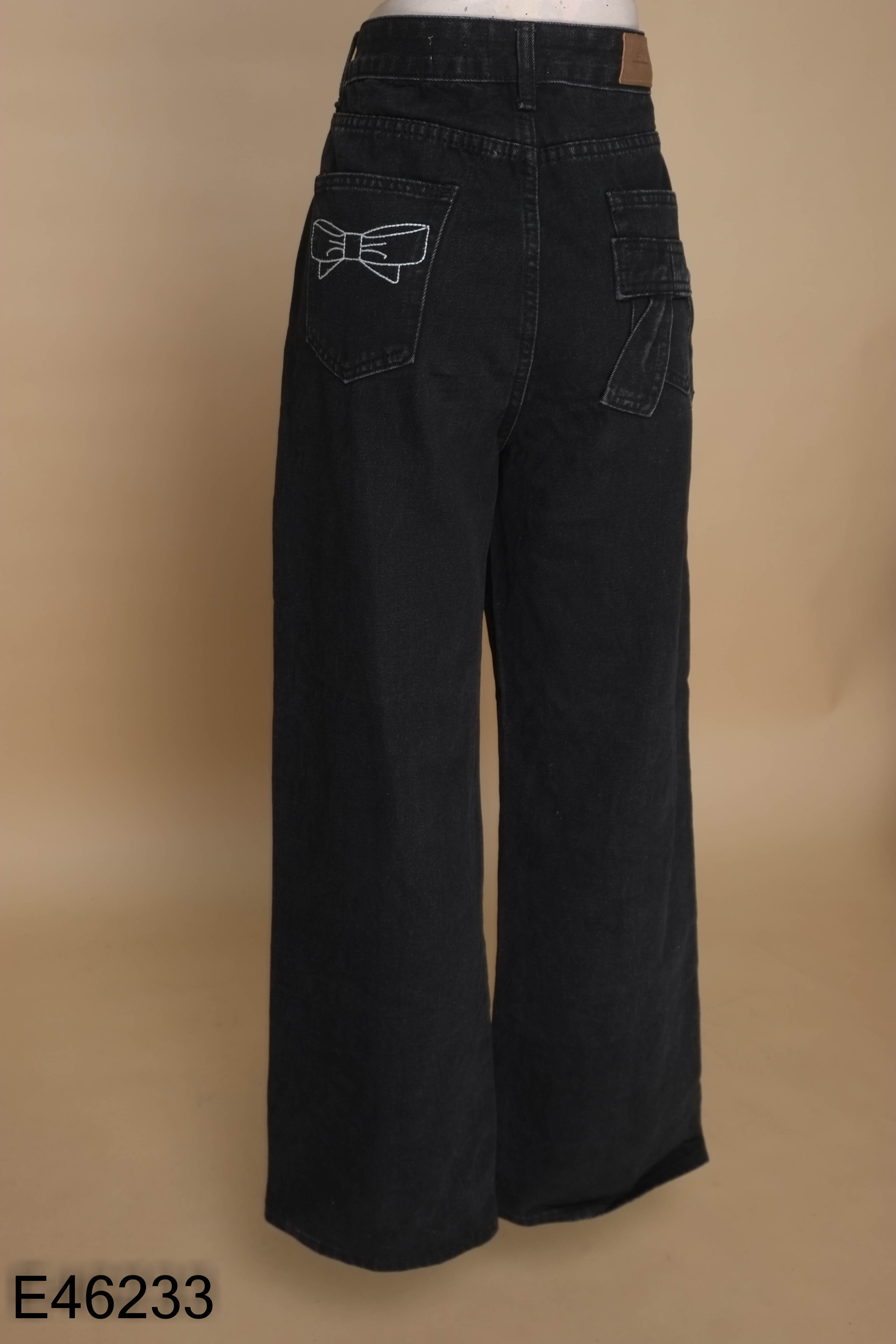 Quần jeans đen mông thêu nơ