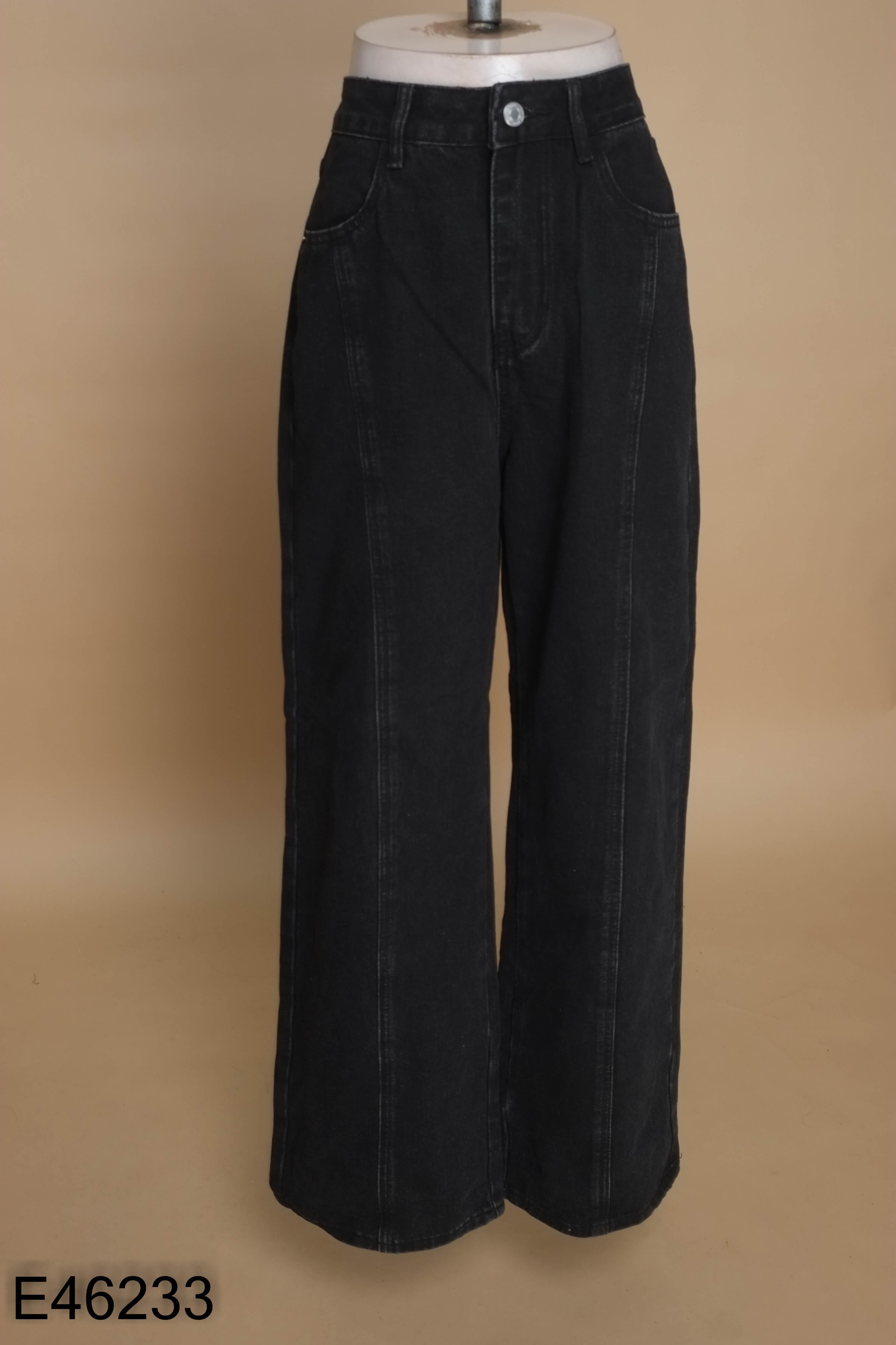 Quần jeans đen mông thêu nơ