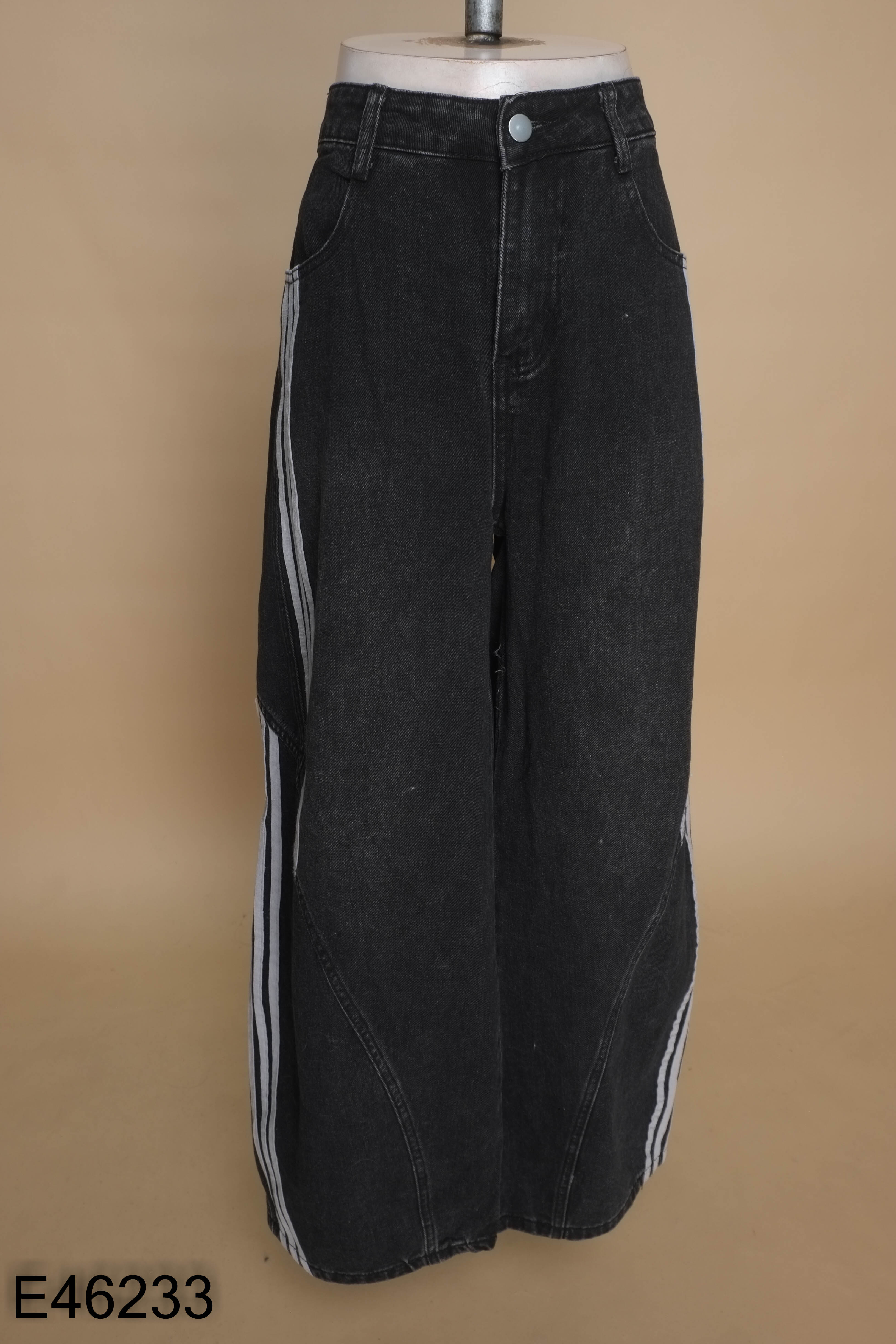 Quần jean đen vạch xám