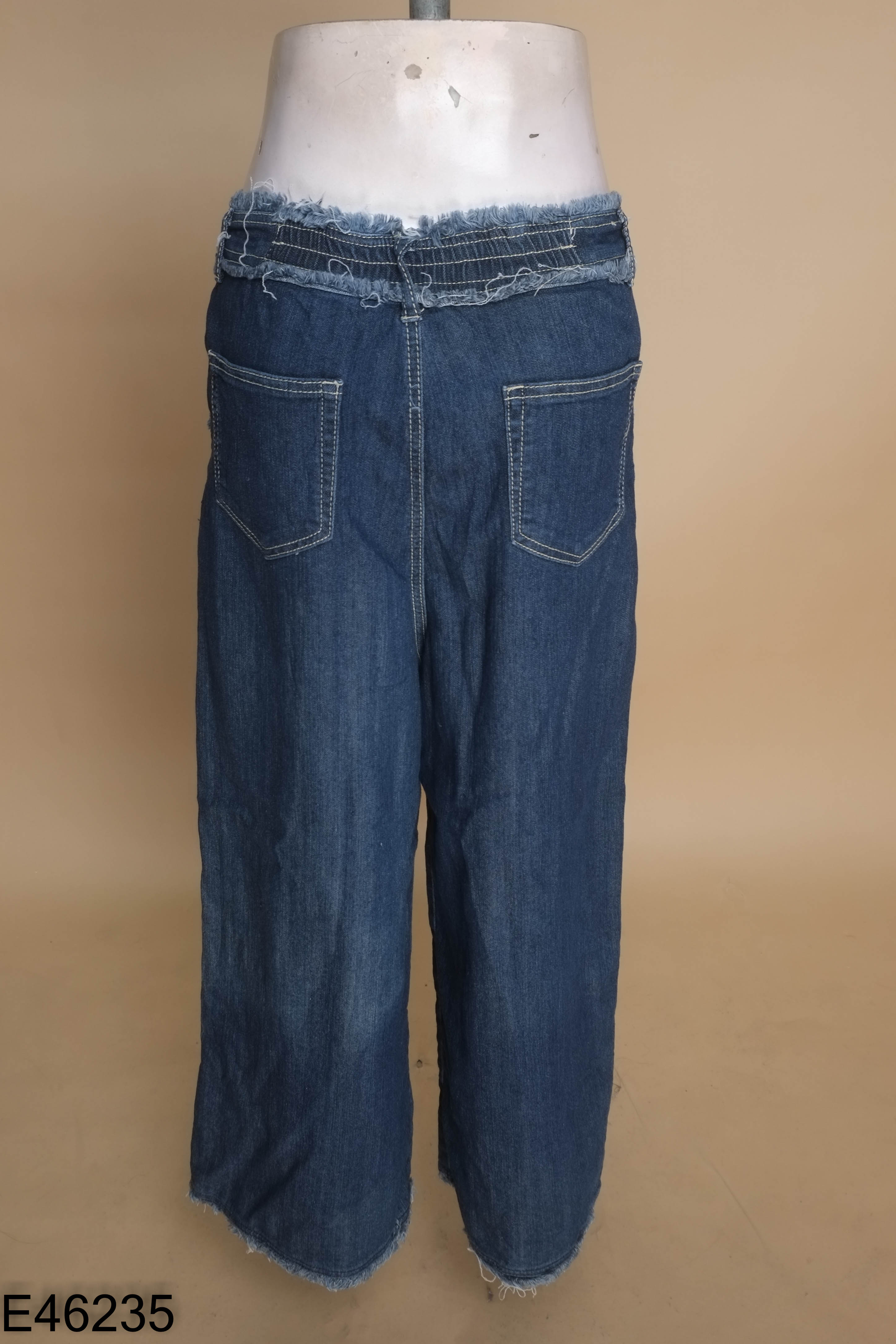 Quần jeans xanh tua rua