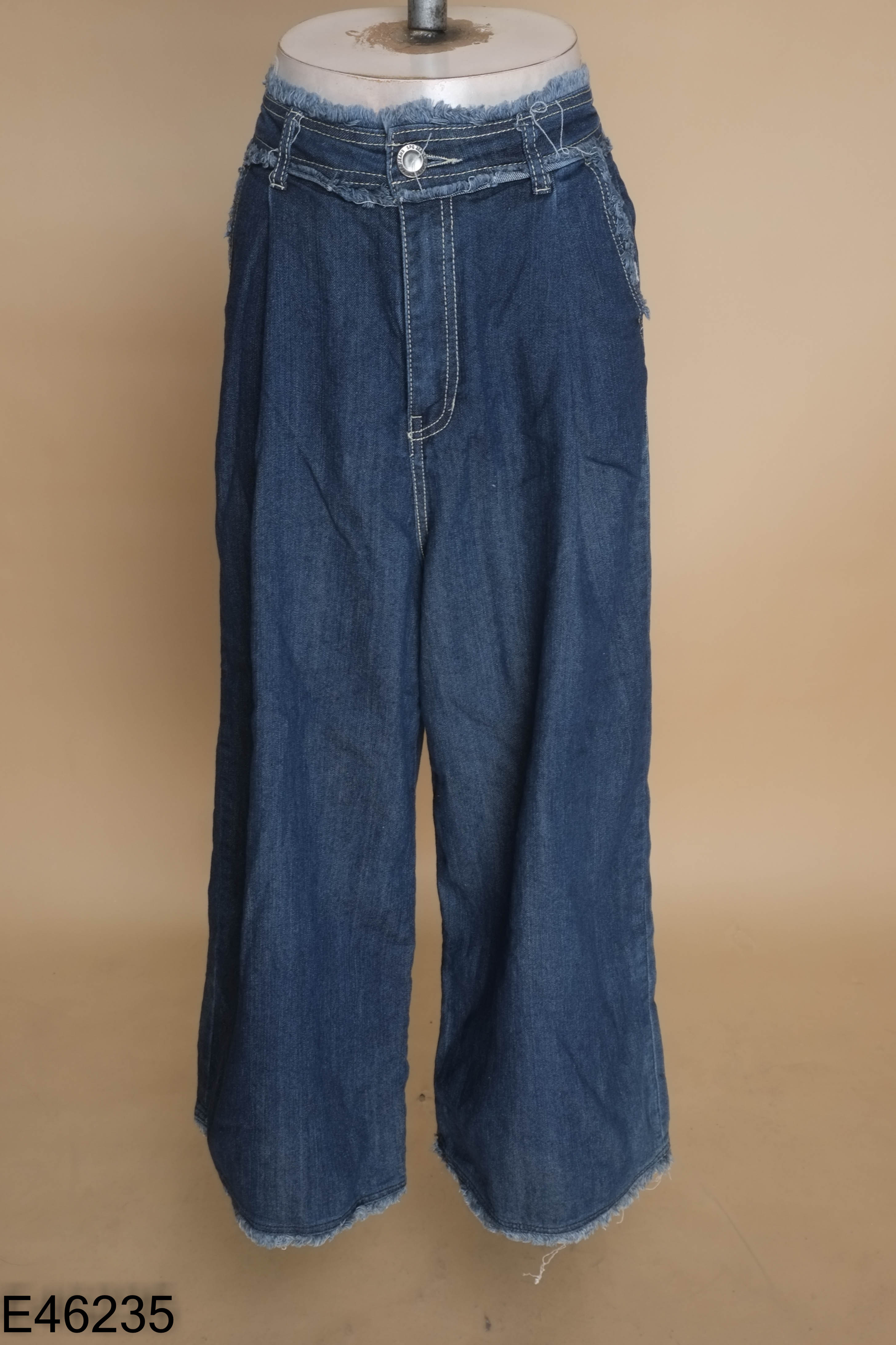 Quần jeans xanh tua rua